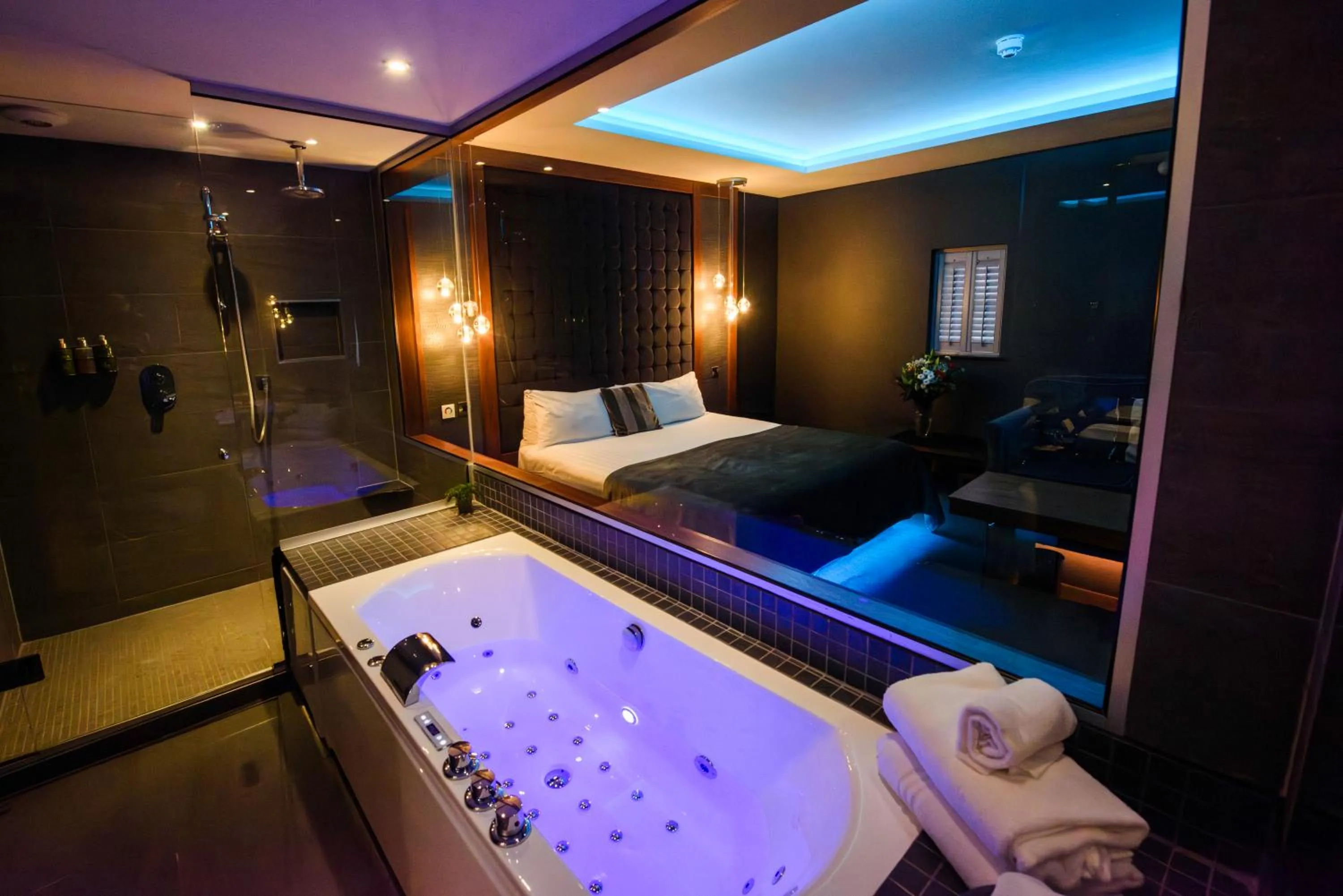 Bedroom, Bed in Riverside Park Hotel