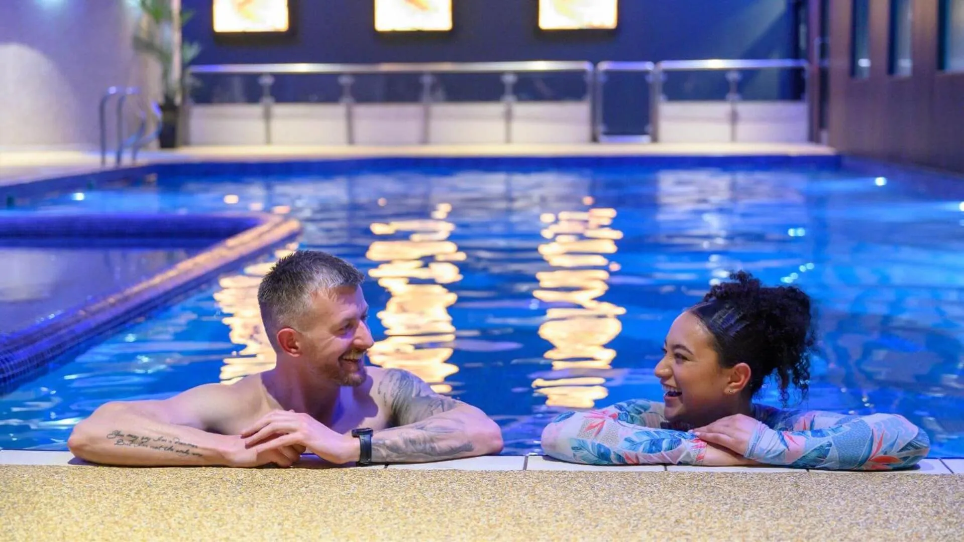 Swimming pool in Riverside Park Hotel