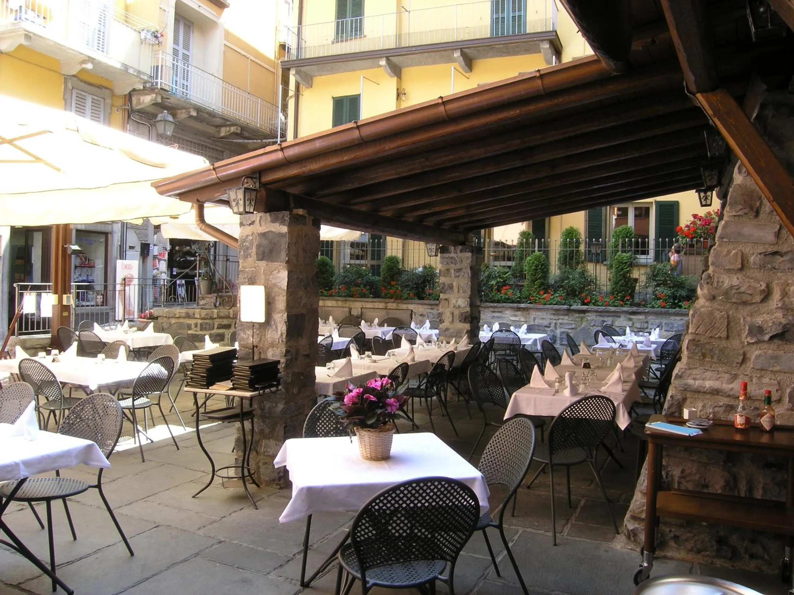 Restaurant/places to eat in Antico Pozzo Apartment