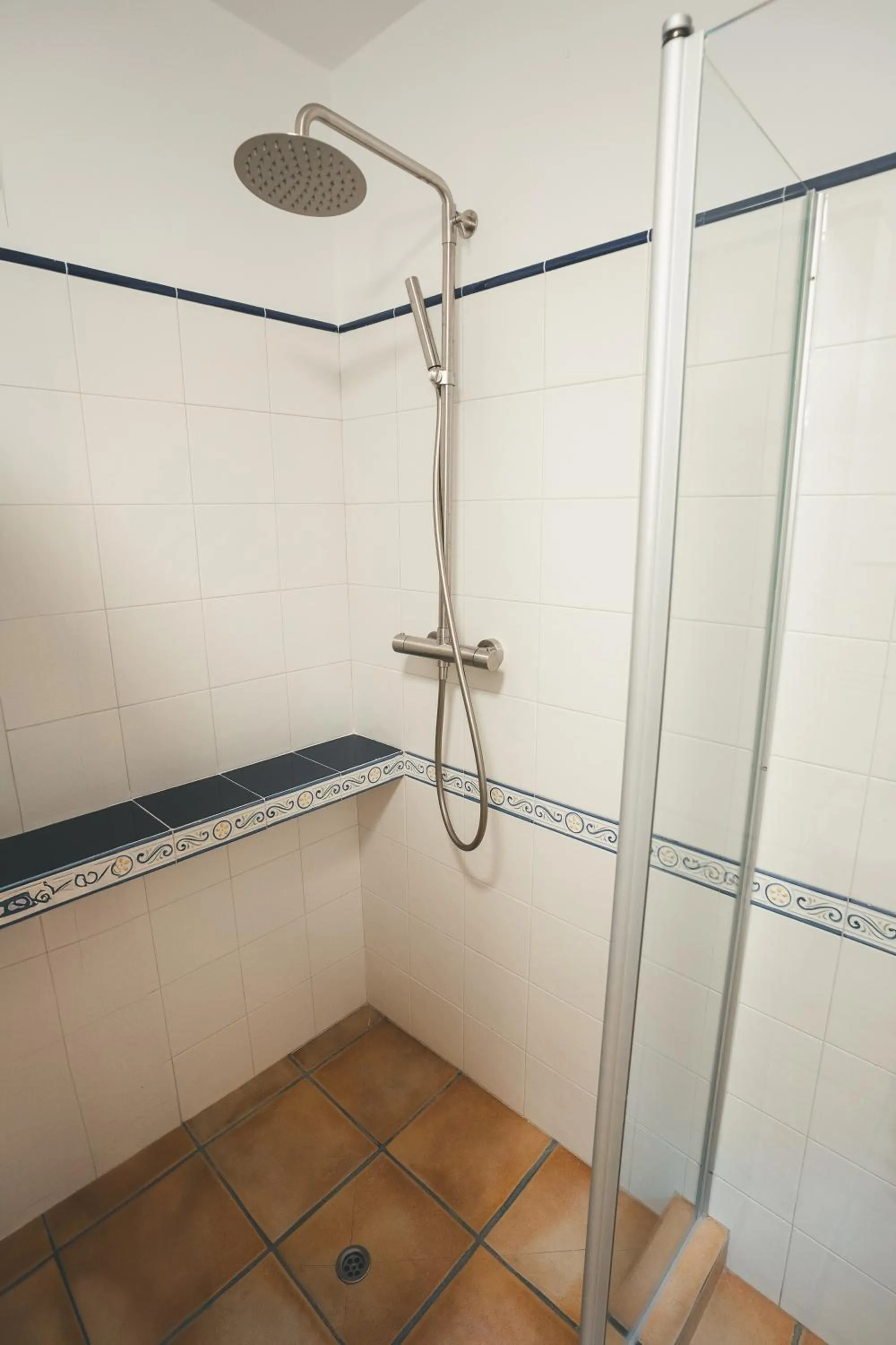 Shower in HolaCamp Camino
