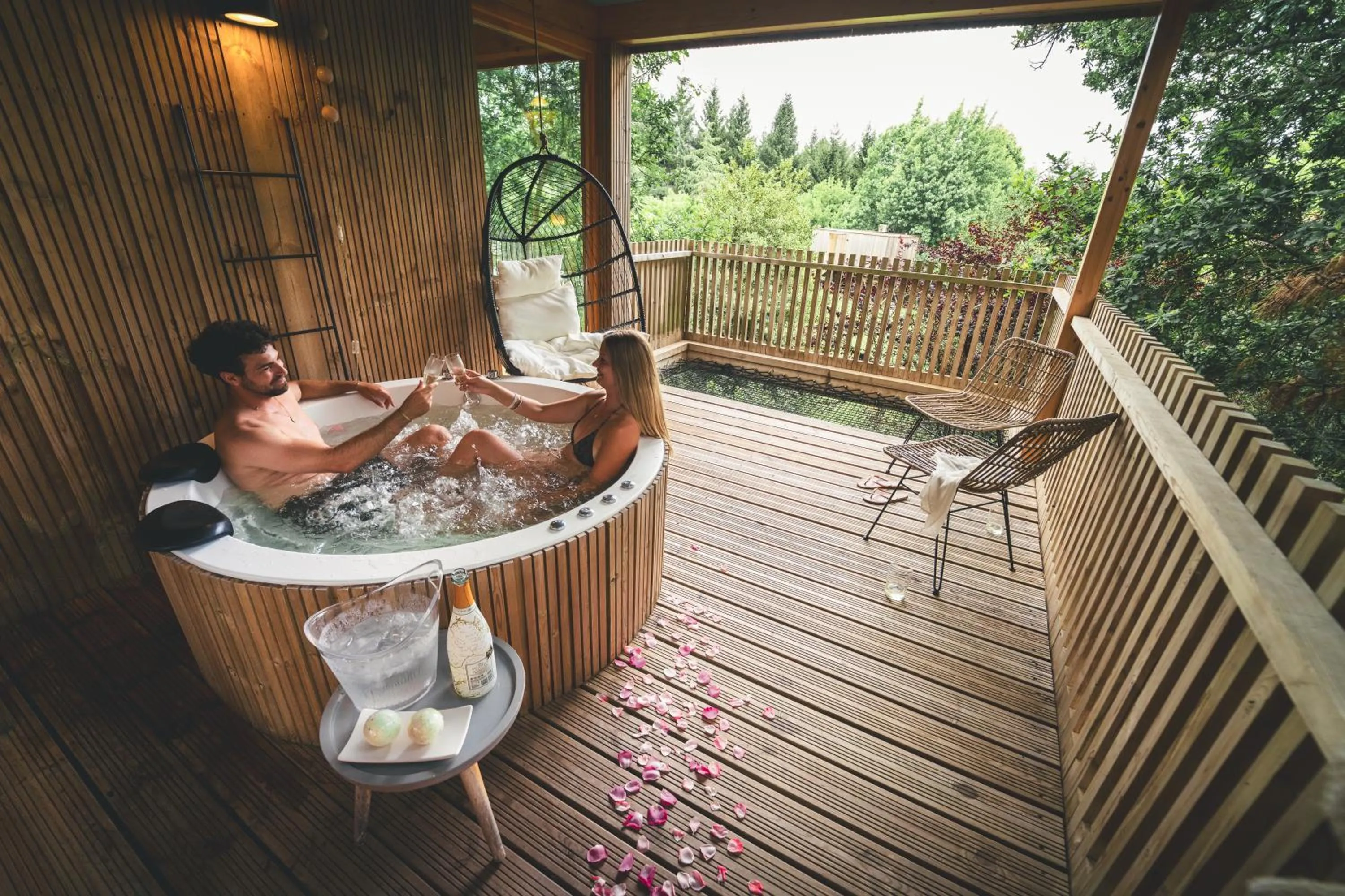 Hot Tub in HolaCamp Camino
