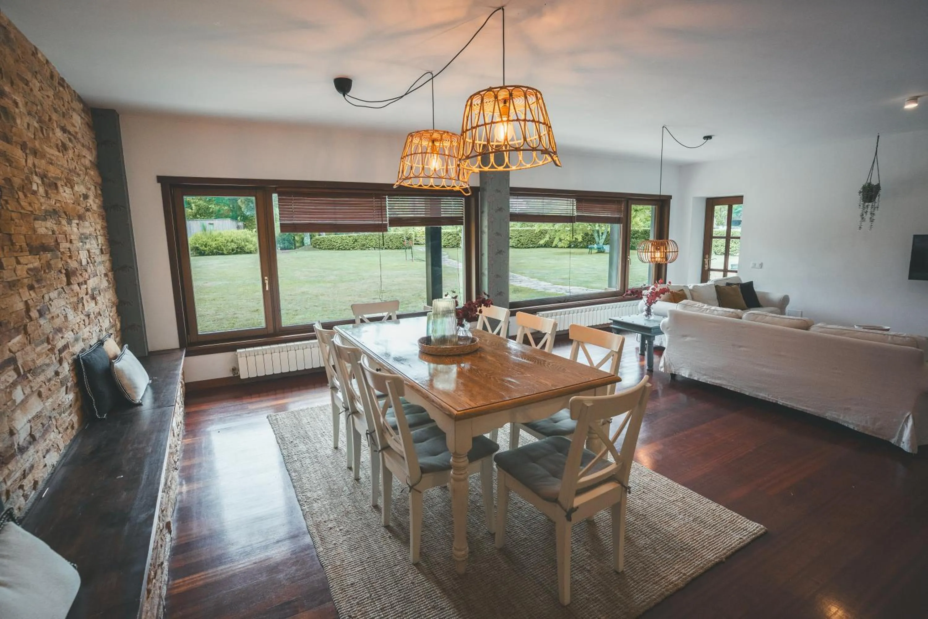 Dining area, Bed in HolaCamp Camino