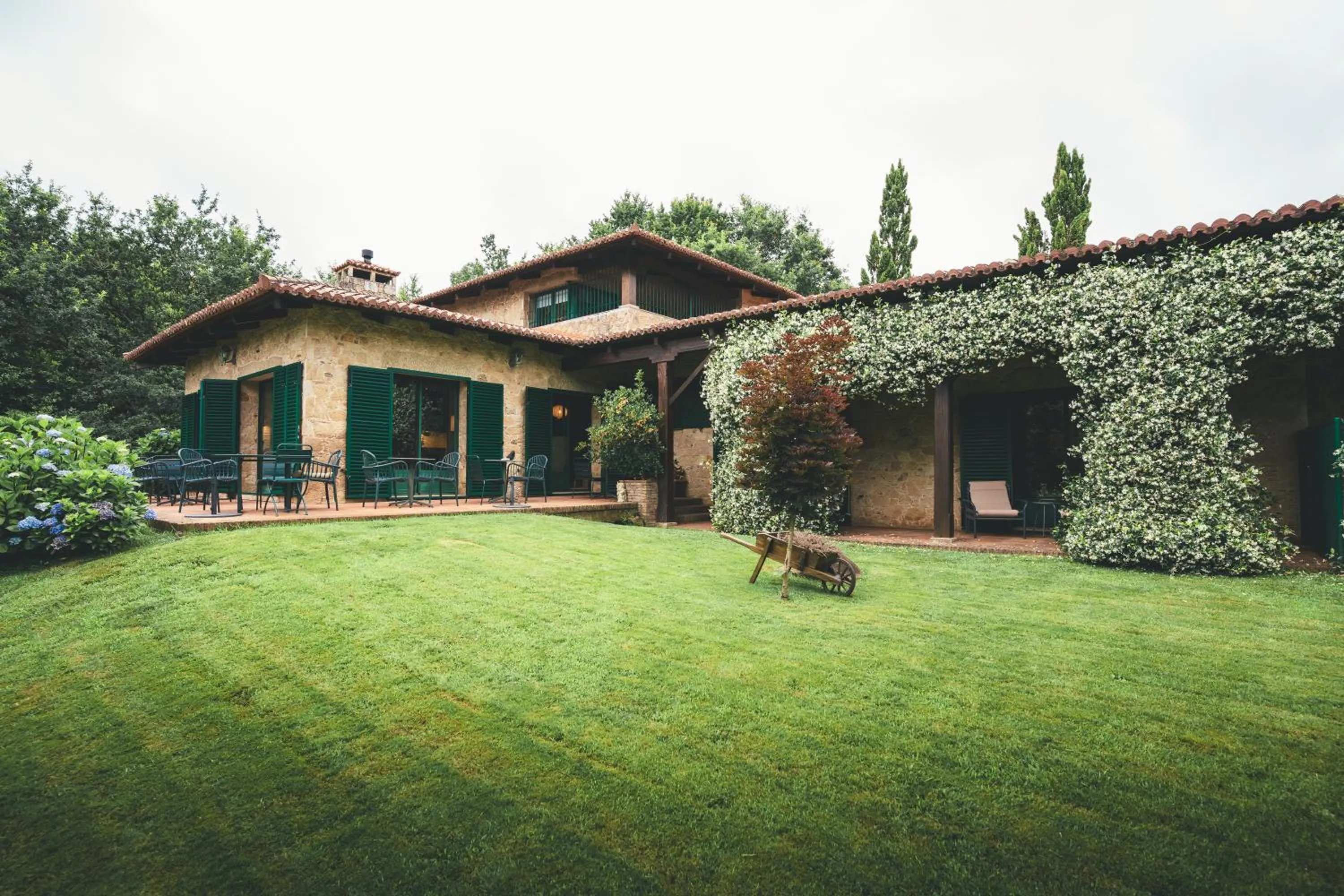 Garden view in HolaCamp Camino