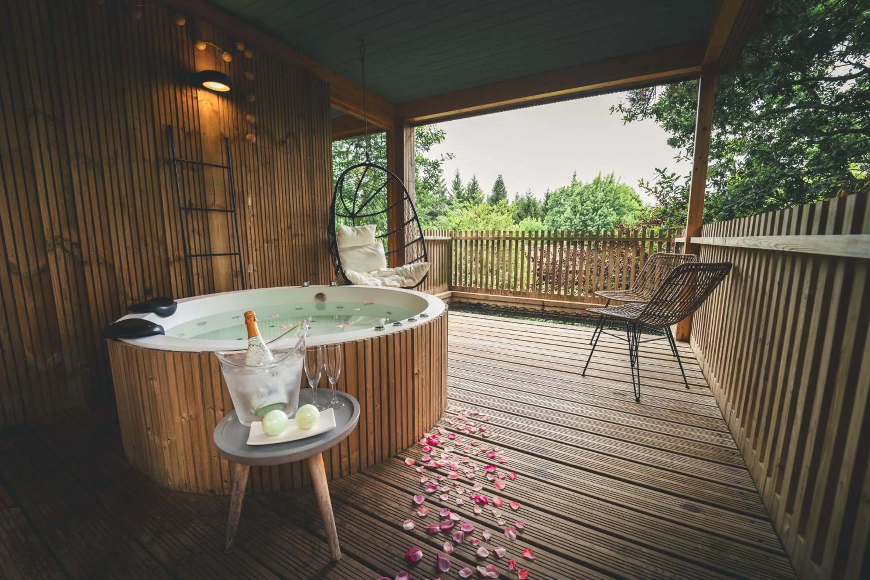 Hot Tub in HolaCamp Camino