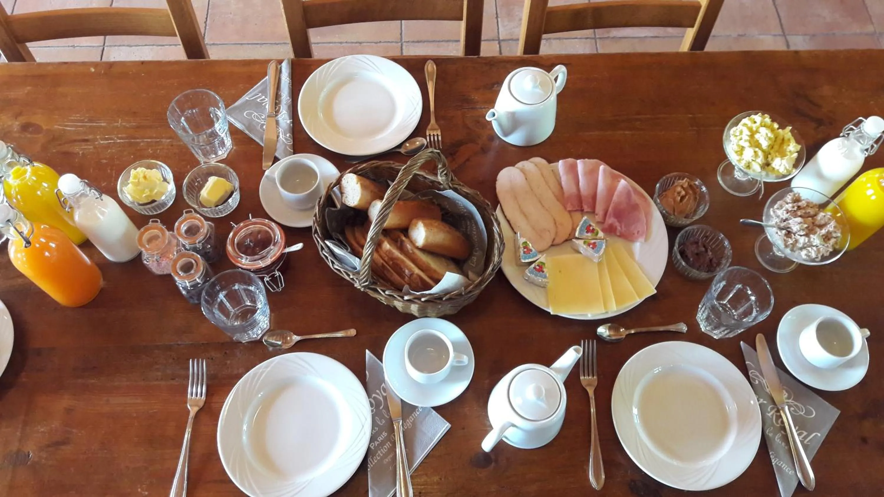 Continental breakfast in Domaine Airborne