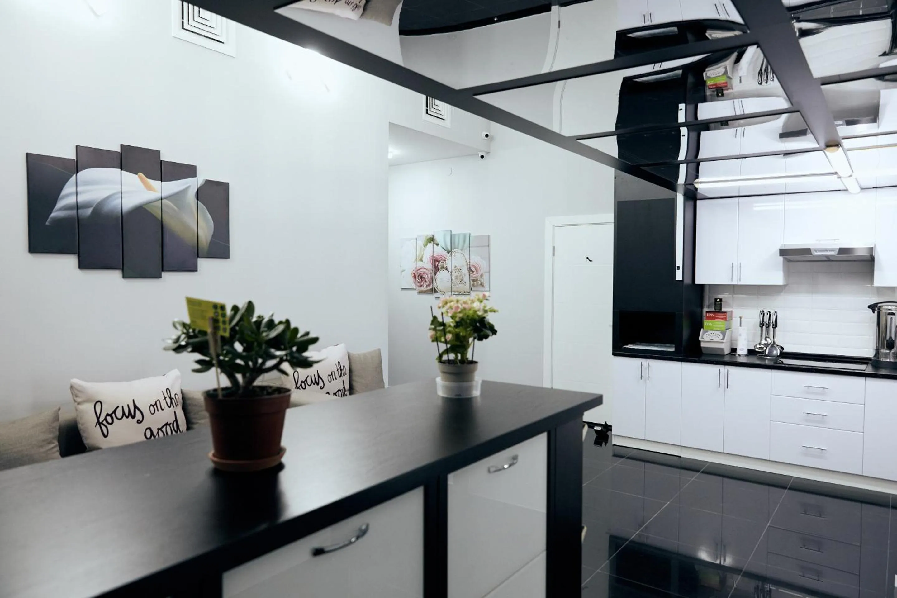 Communal lounge/ TV room in Hotel Kapsula