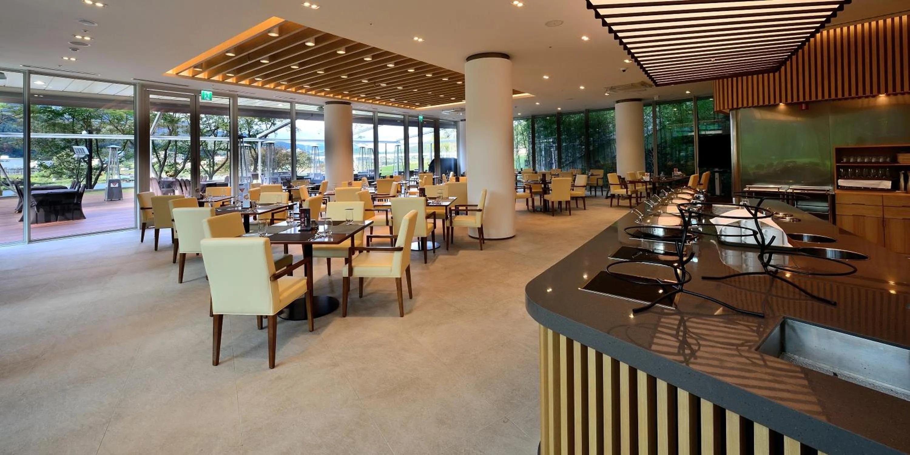 Restaurant/places to eat in Midas Hotel & Resort