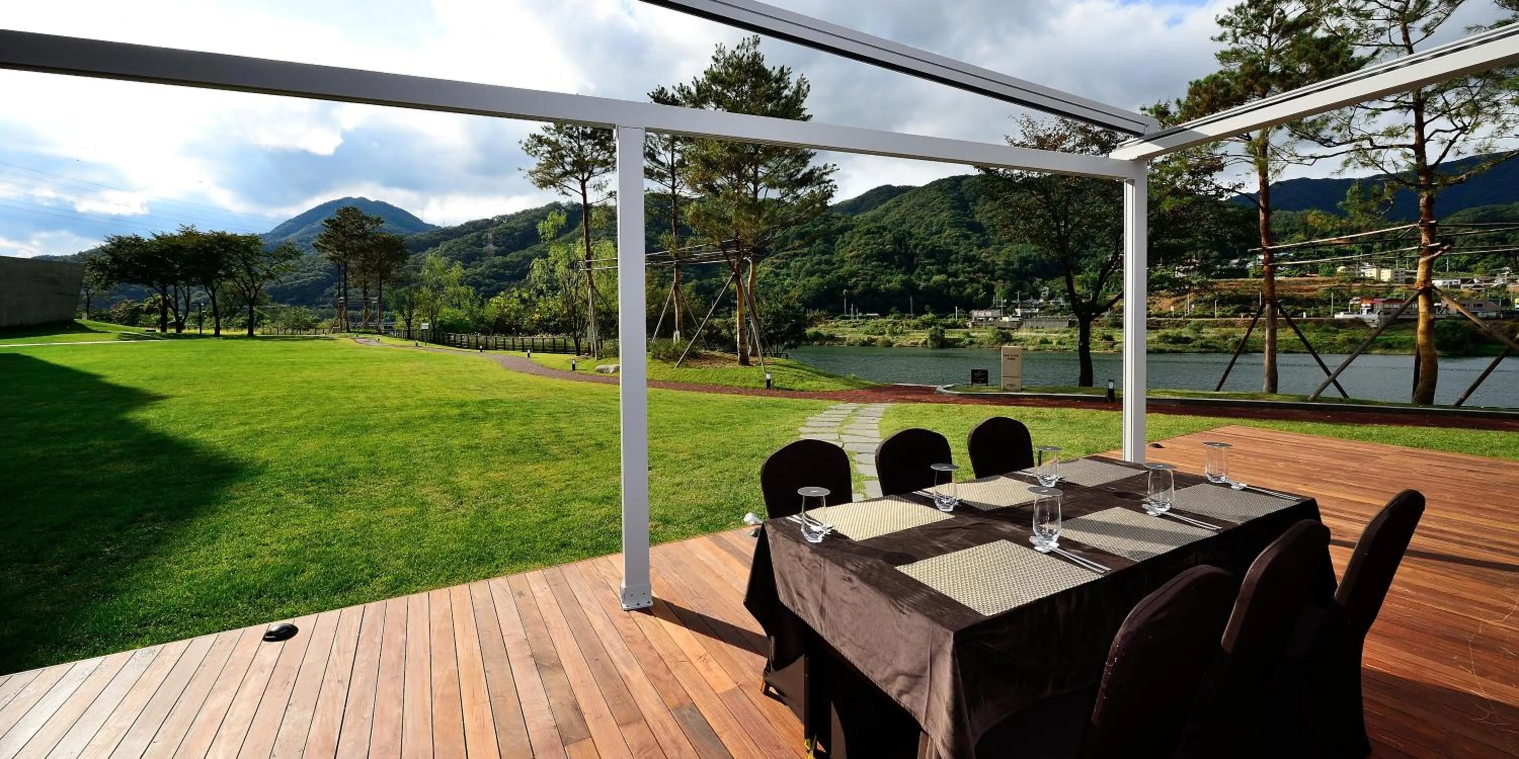 Restaurant/places to eat in Midas Hotel & Resort