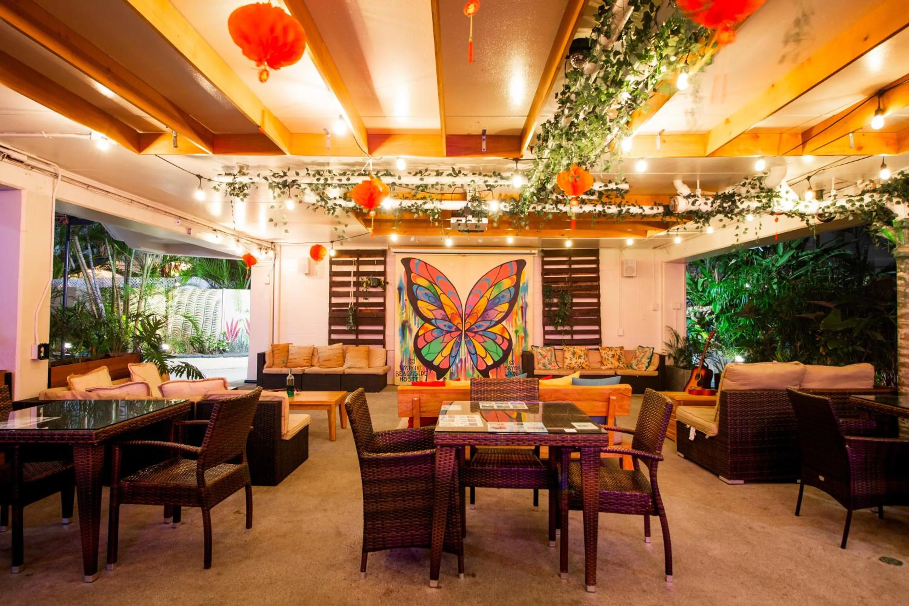 Lounge or bar in Waikiki Beachside Hostel