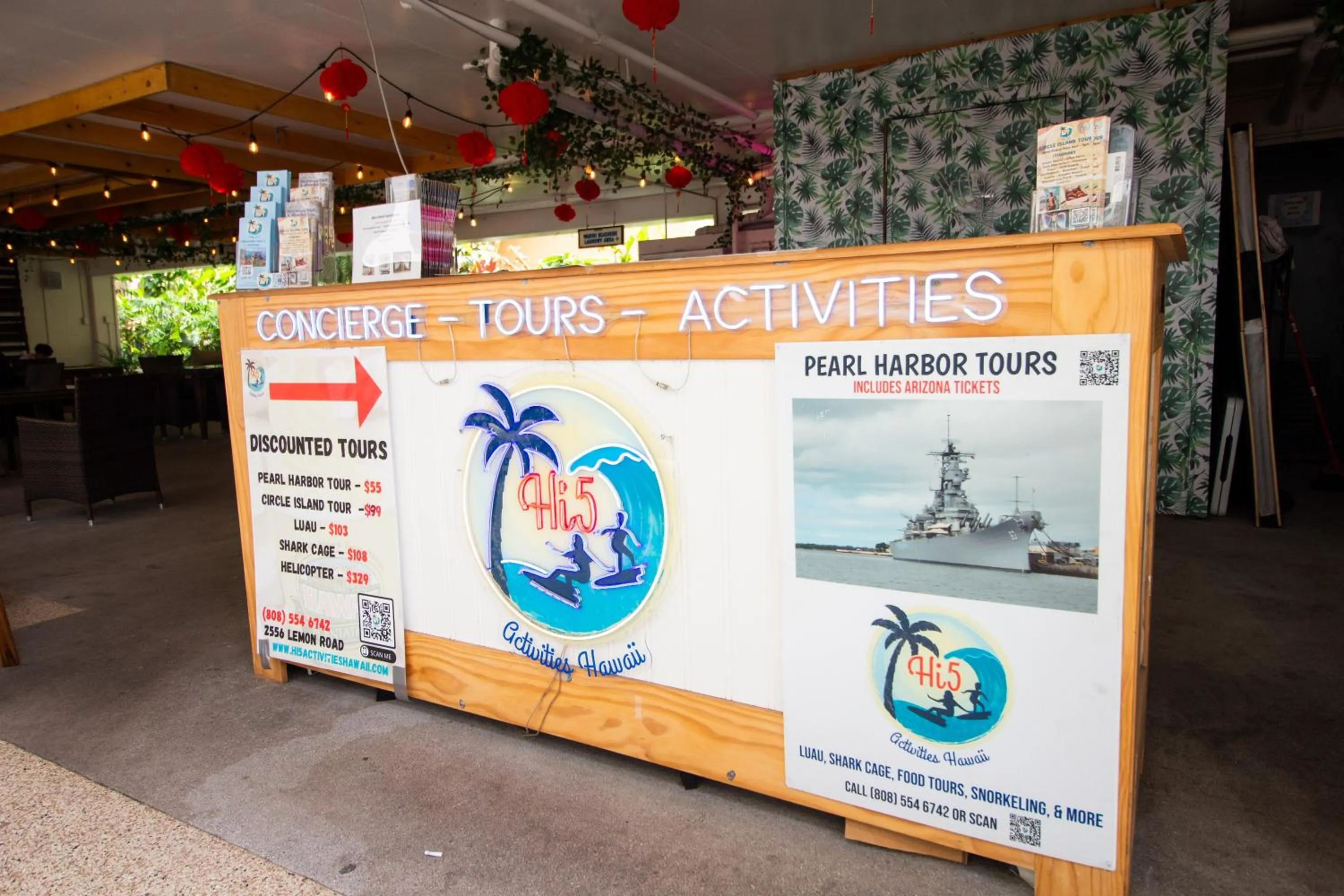 concierge in Waikiki Beachside Hostel