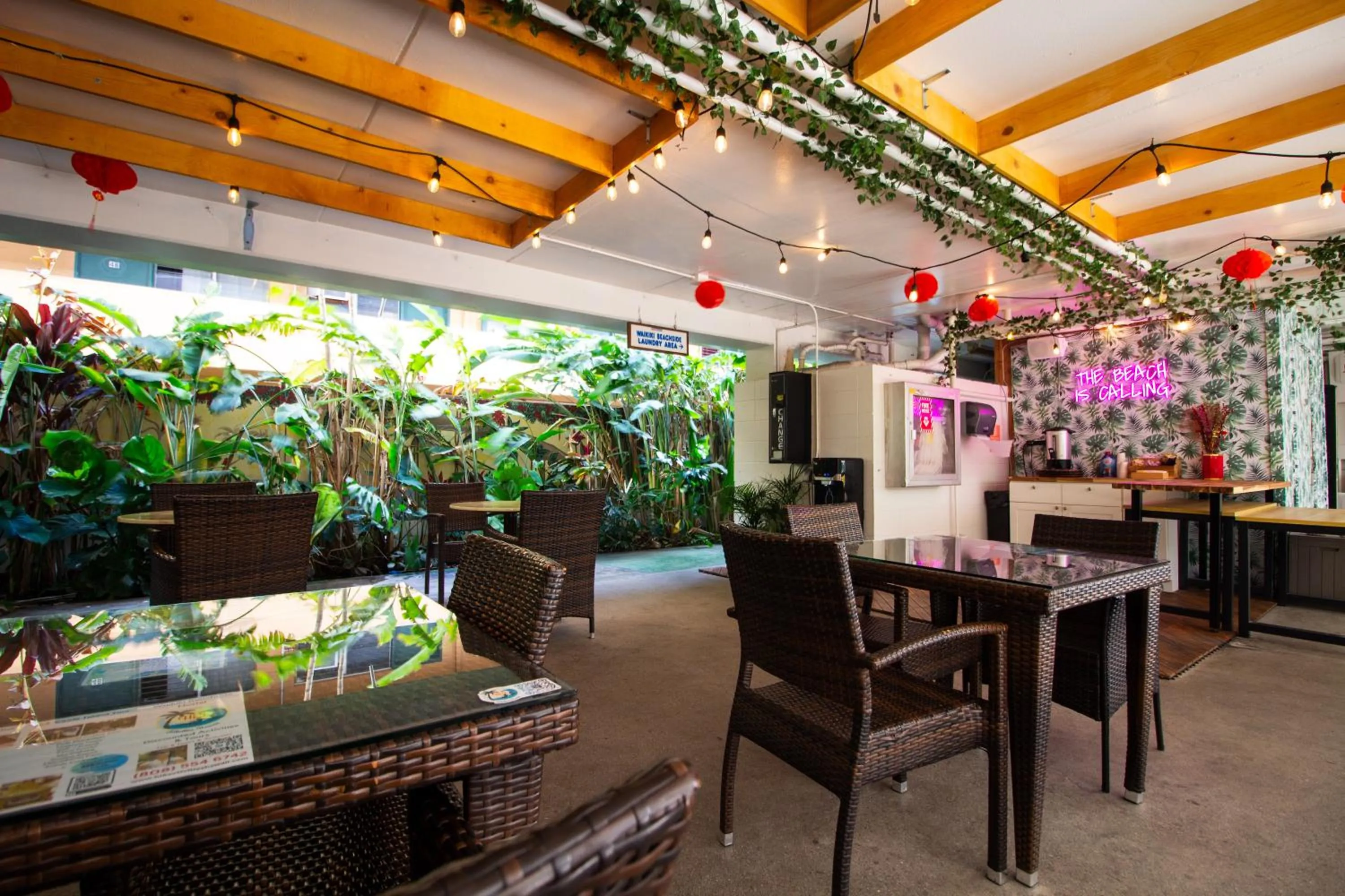 Waikiki Beachside Hostel