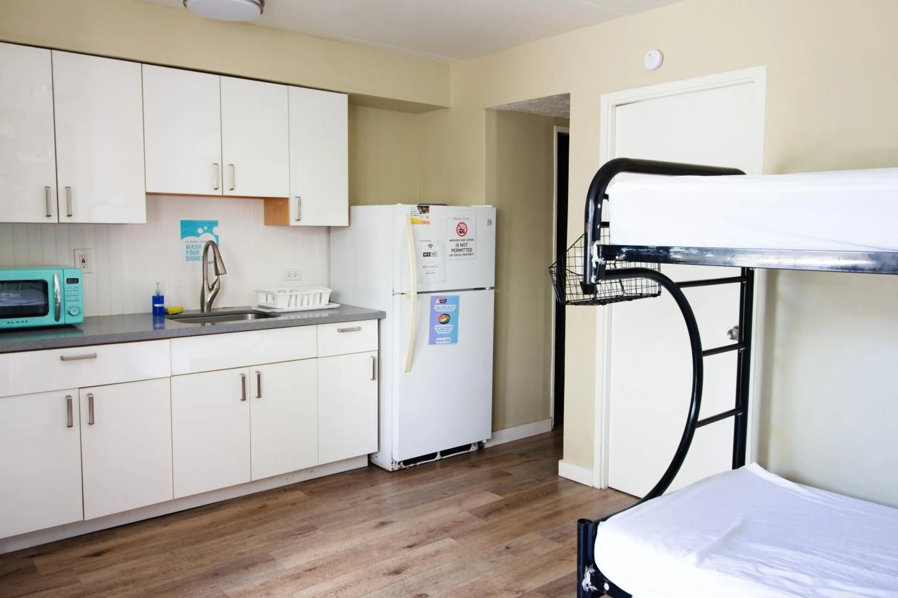 Waikiki Beachside Hostel