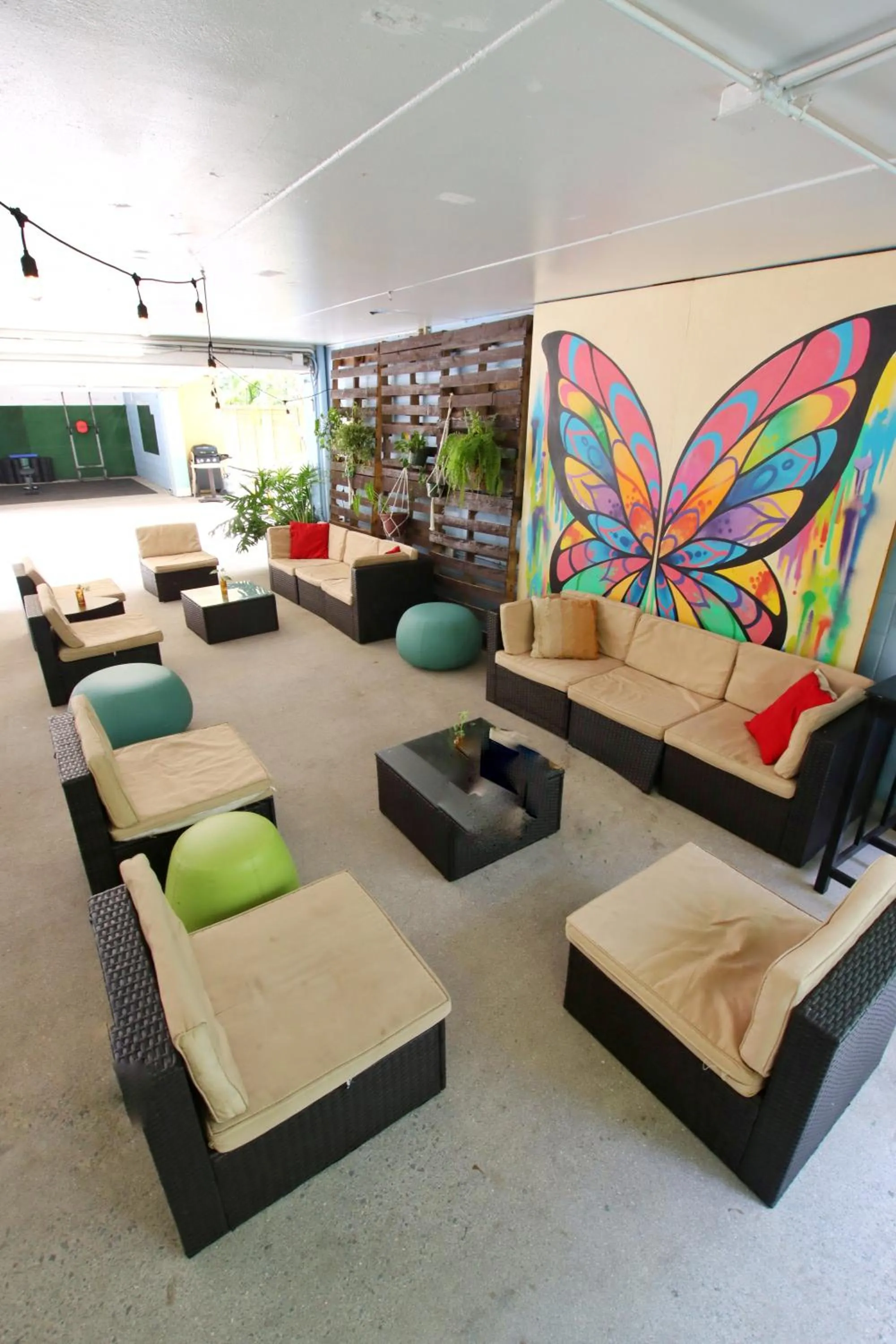 Seating area in Waikiki Beachside Hostel