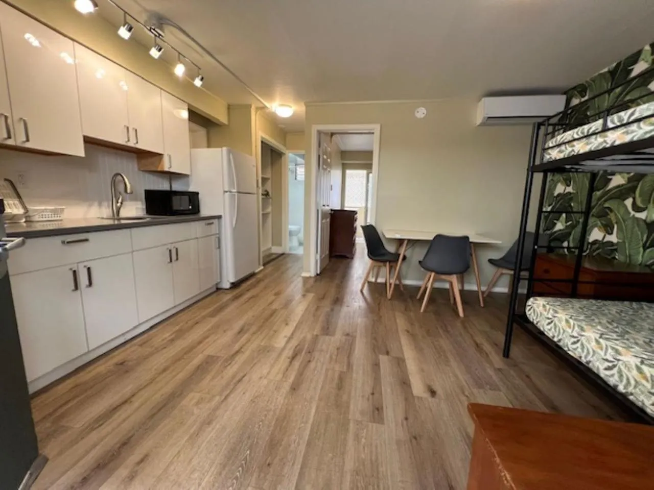 Kitchen or kitchenette in Waikiki Beachside Hostel