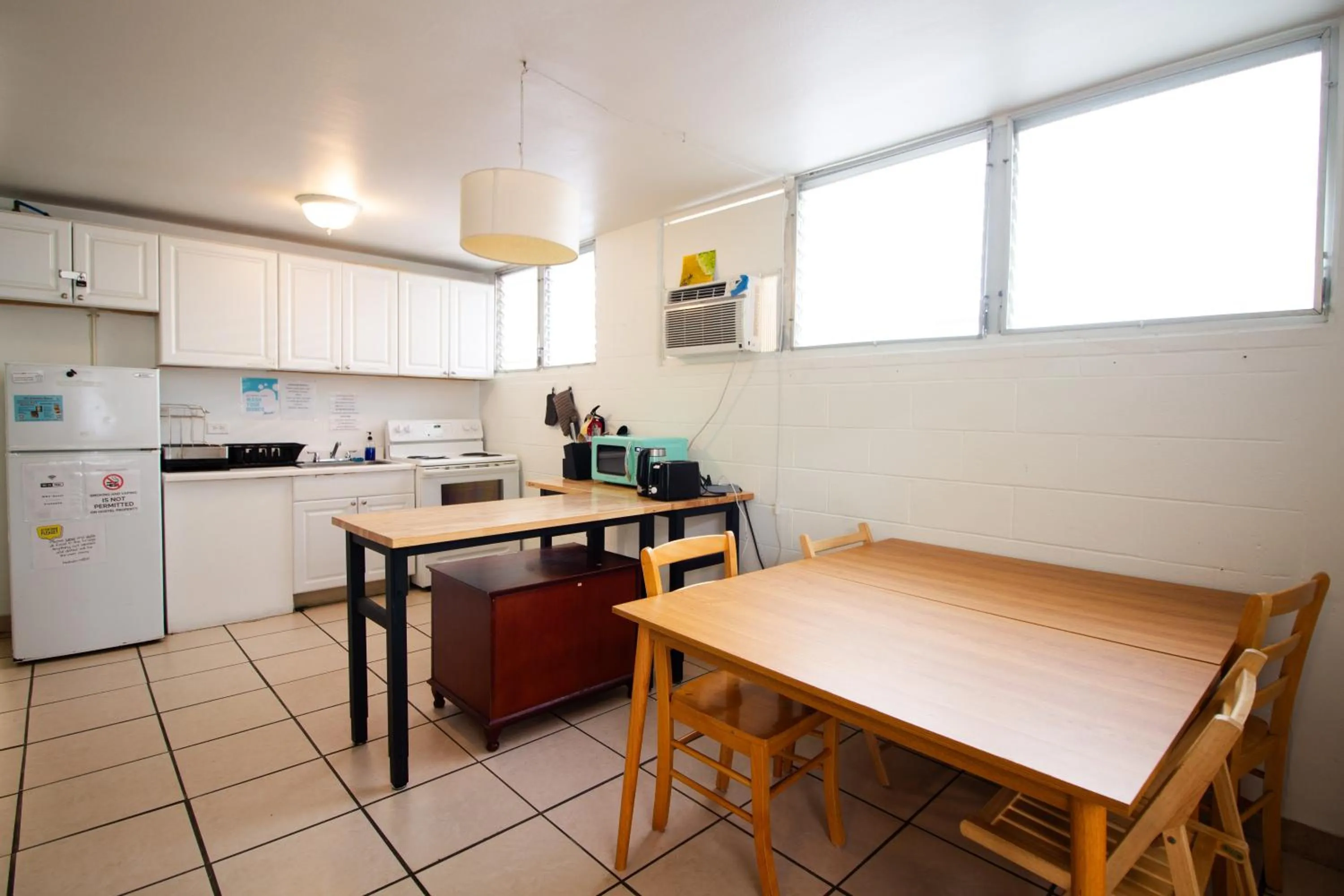 Kitchen or kitchenette in Waikiki Beachside Hostel