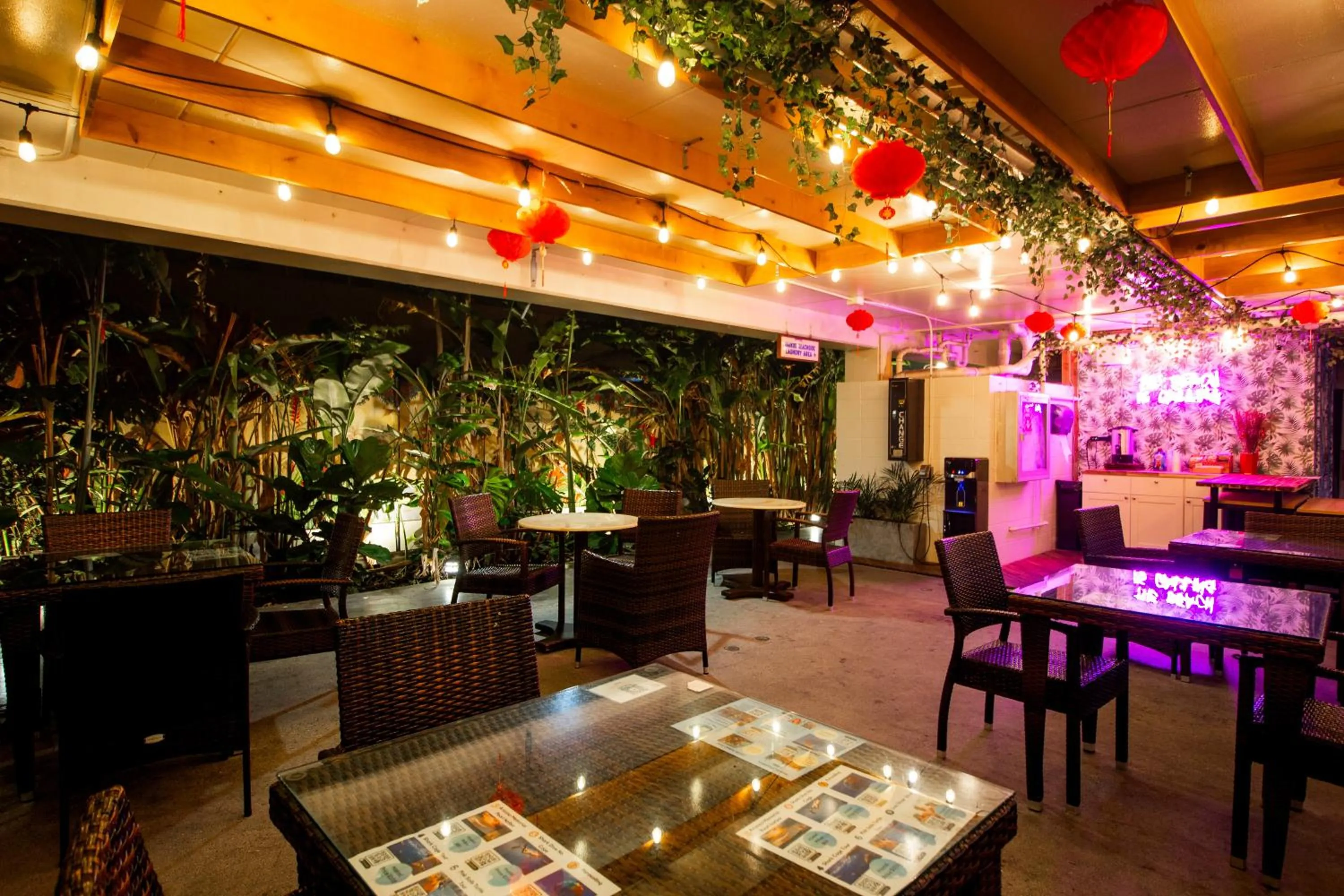 Waikiki Beachside Hostel