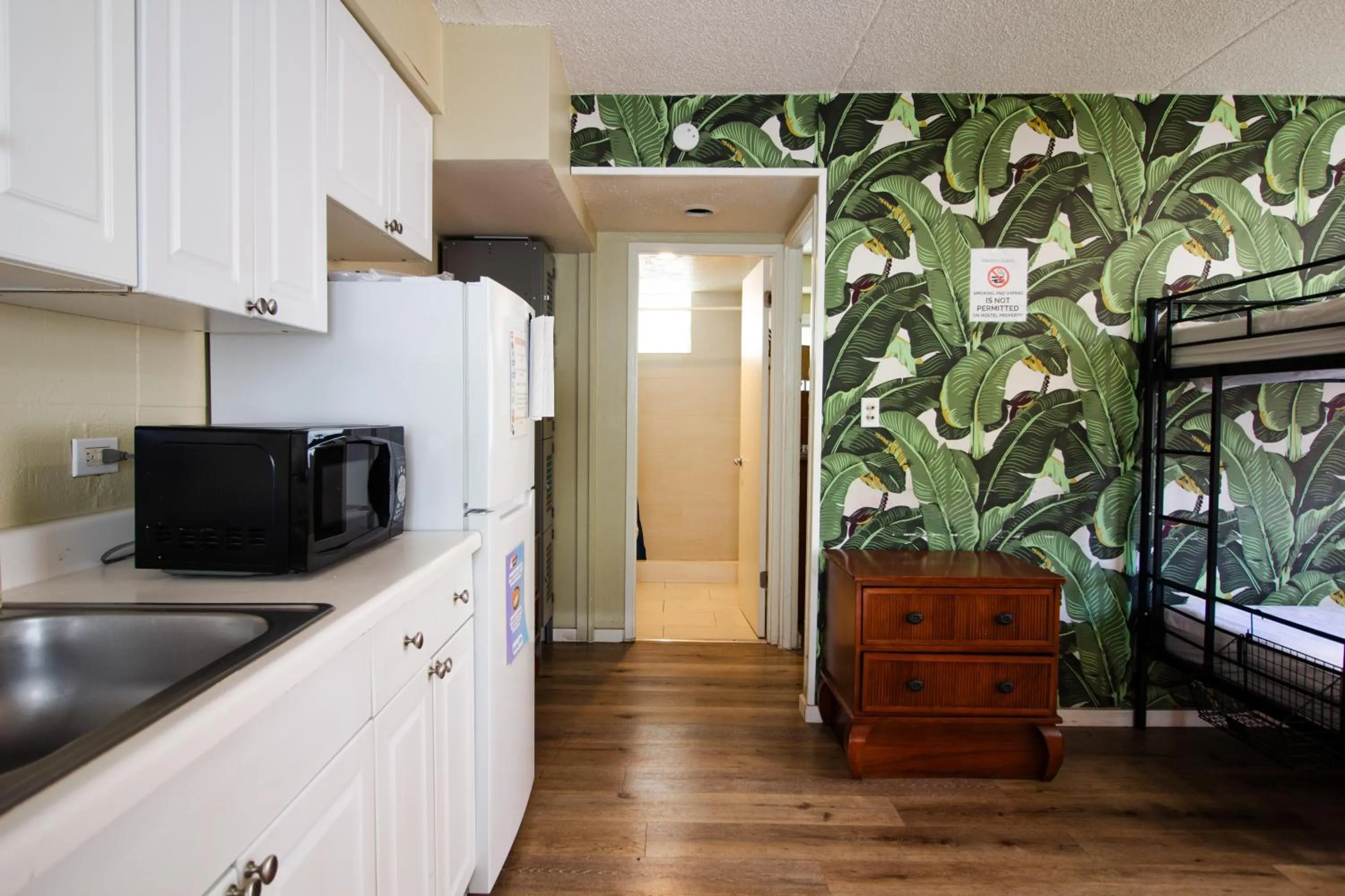 Waikiki Beachside Hostel