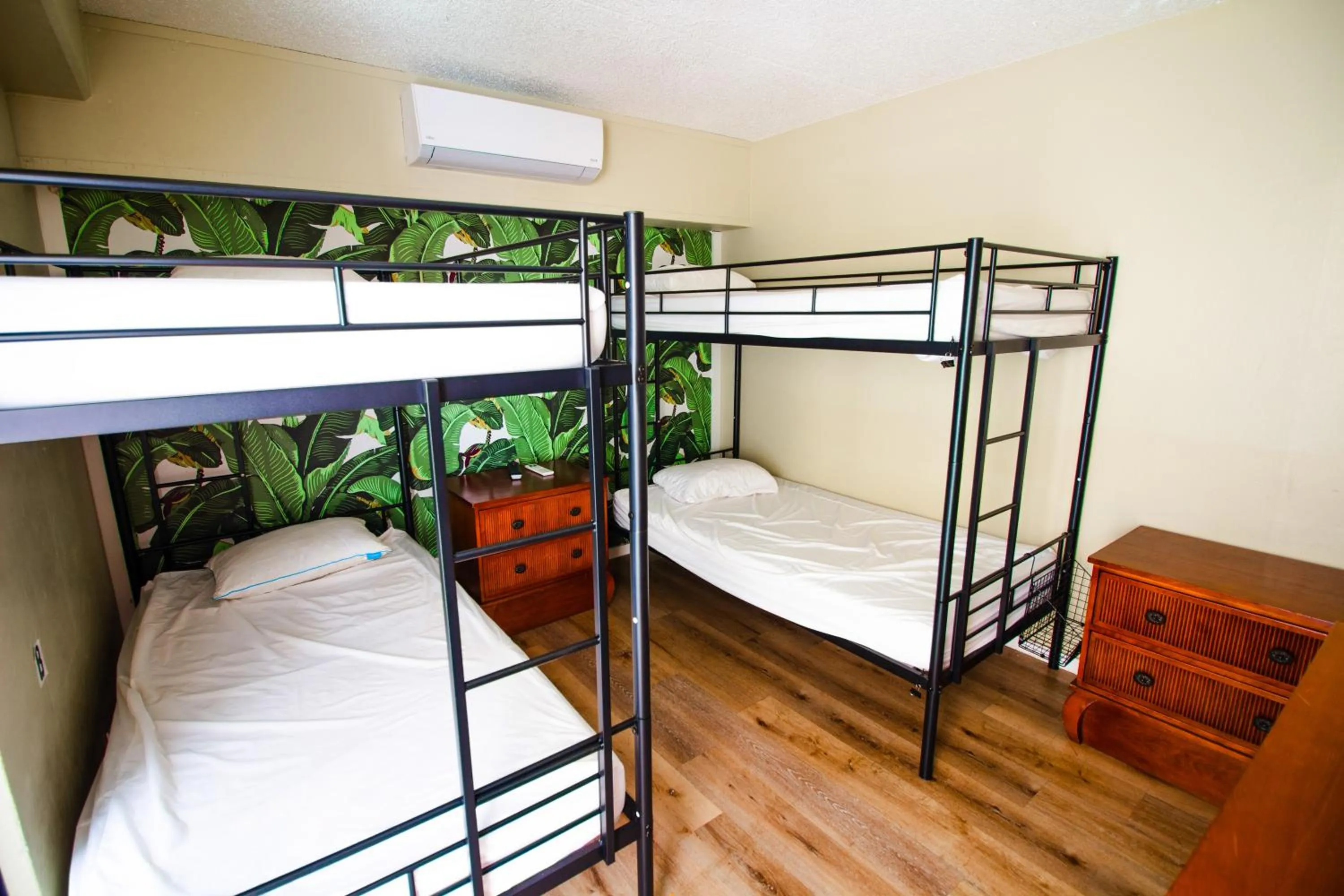 Bed in Waikiki Beachside Hostel