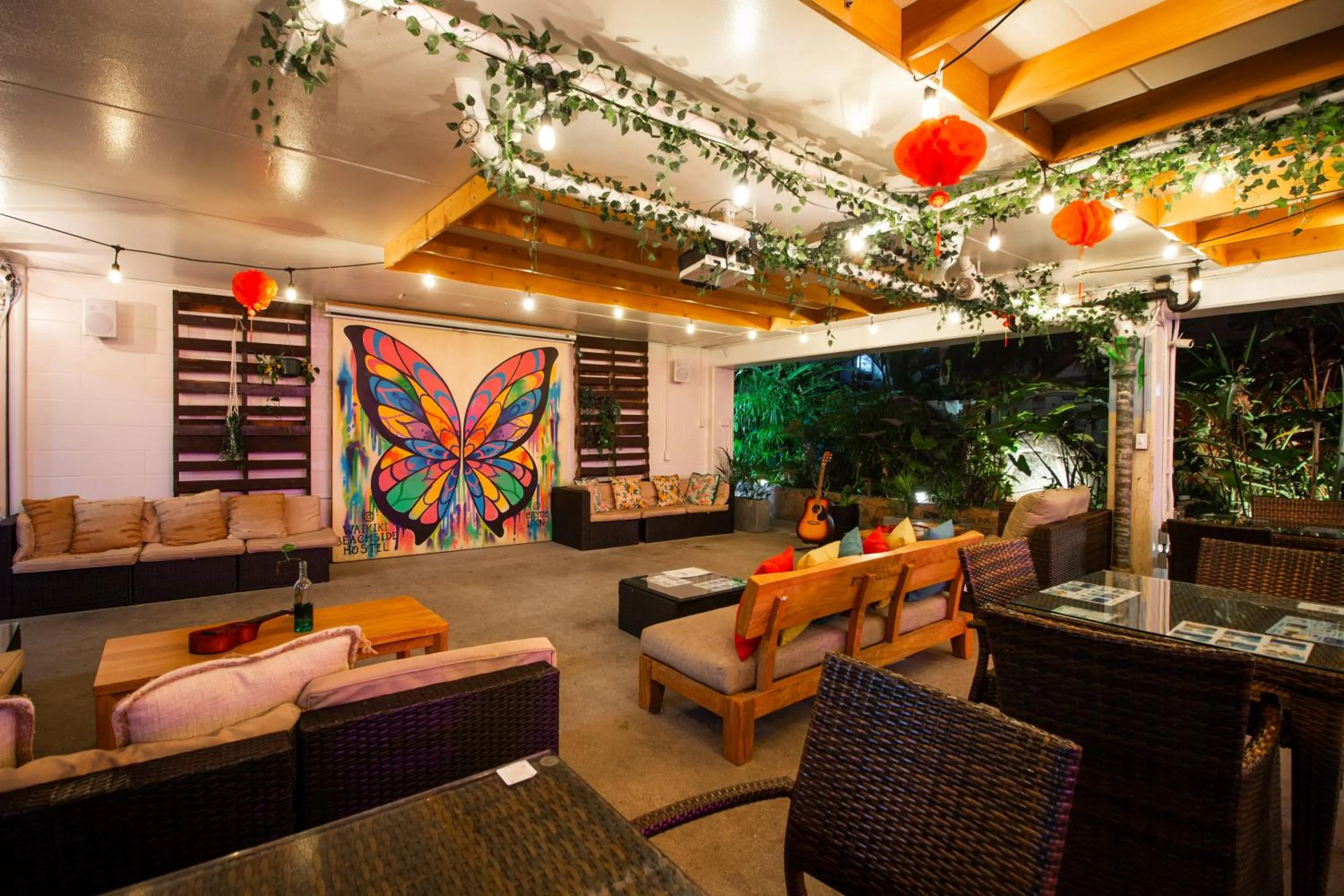 Waikiki Beachside Hostel