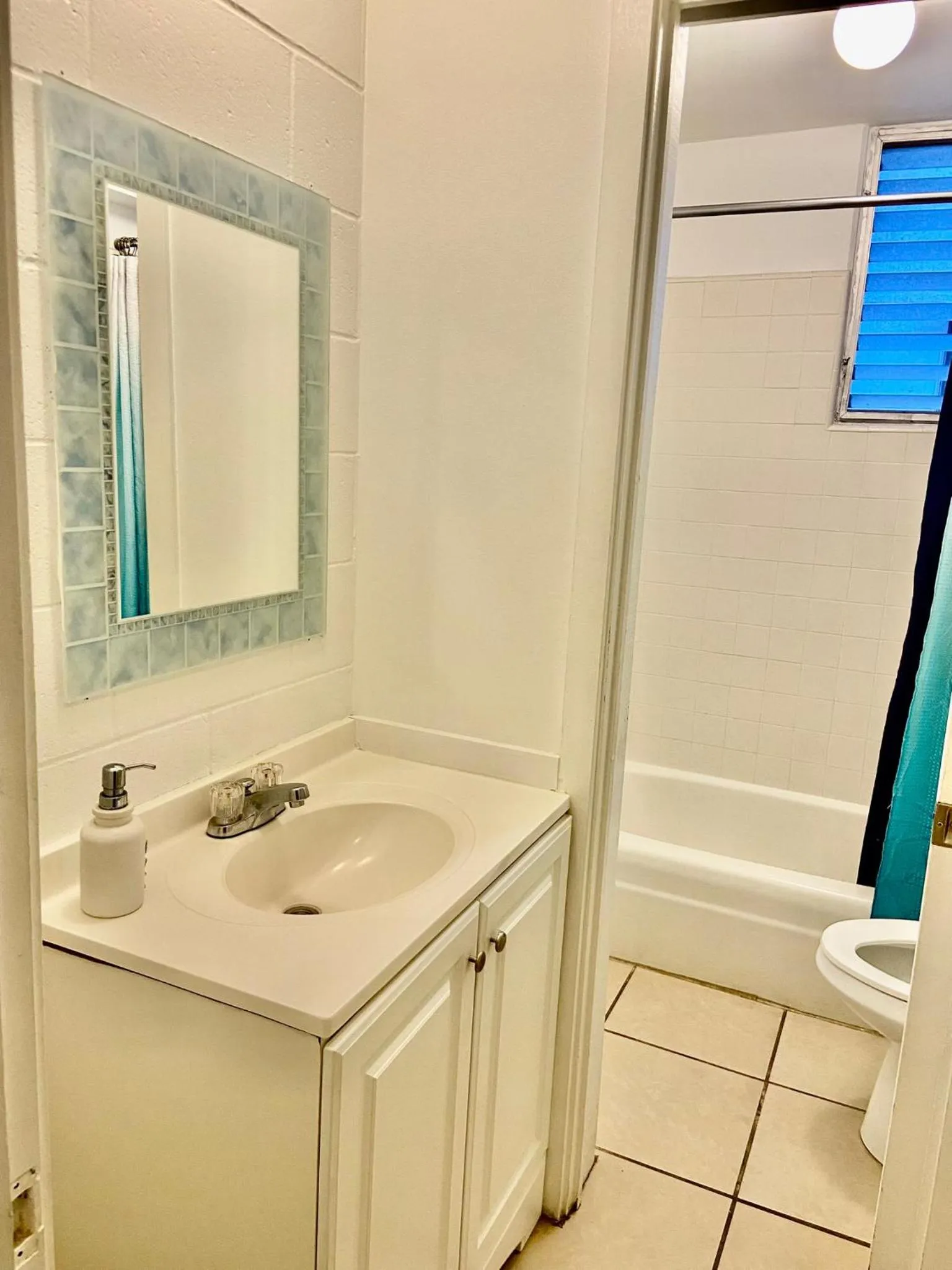 Shower in Waikiki Beachside Hostel