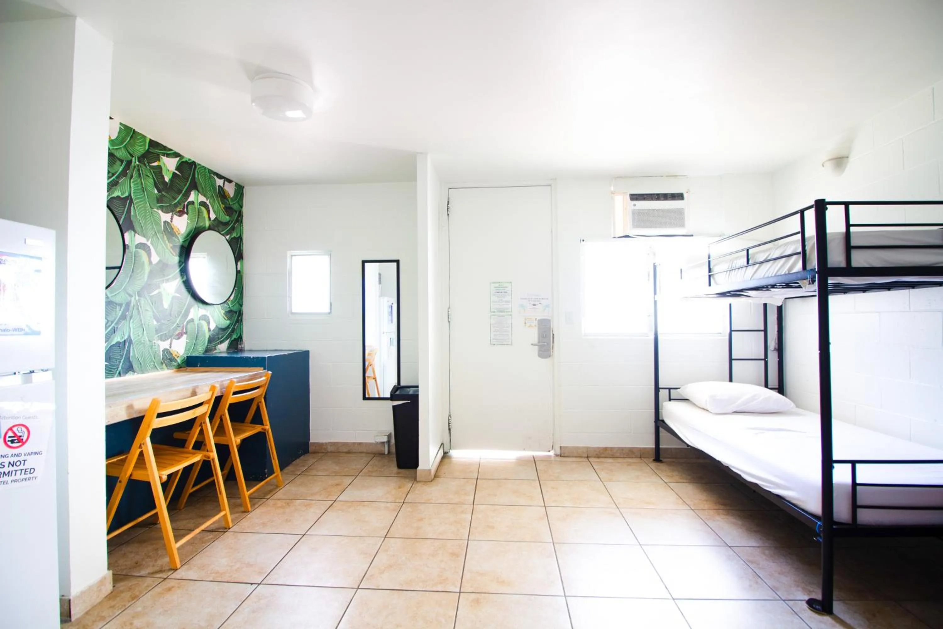 Bed in Waikiki Beachside Hostel