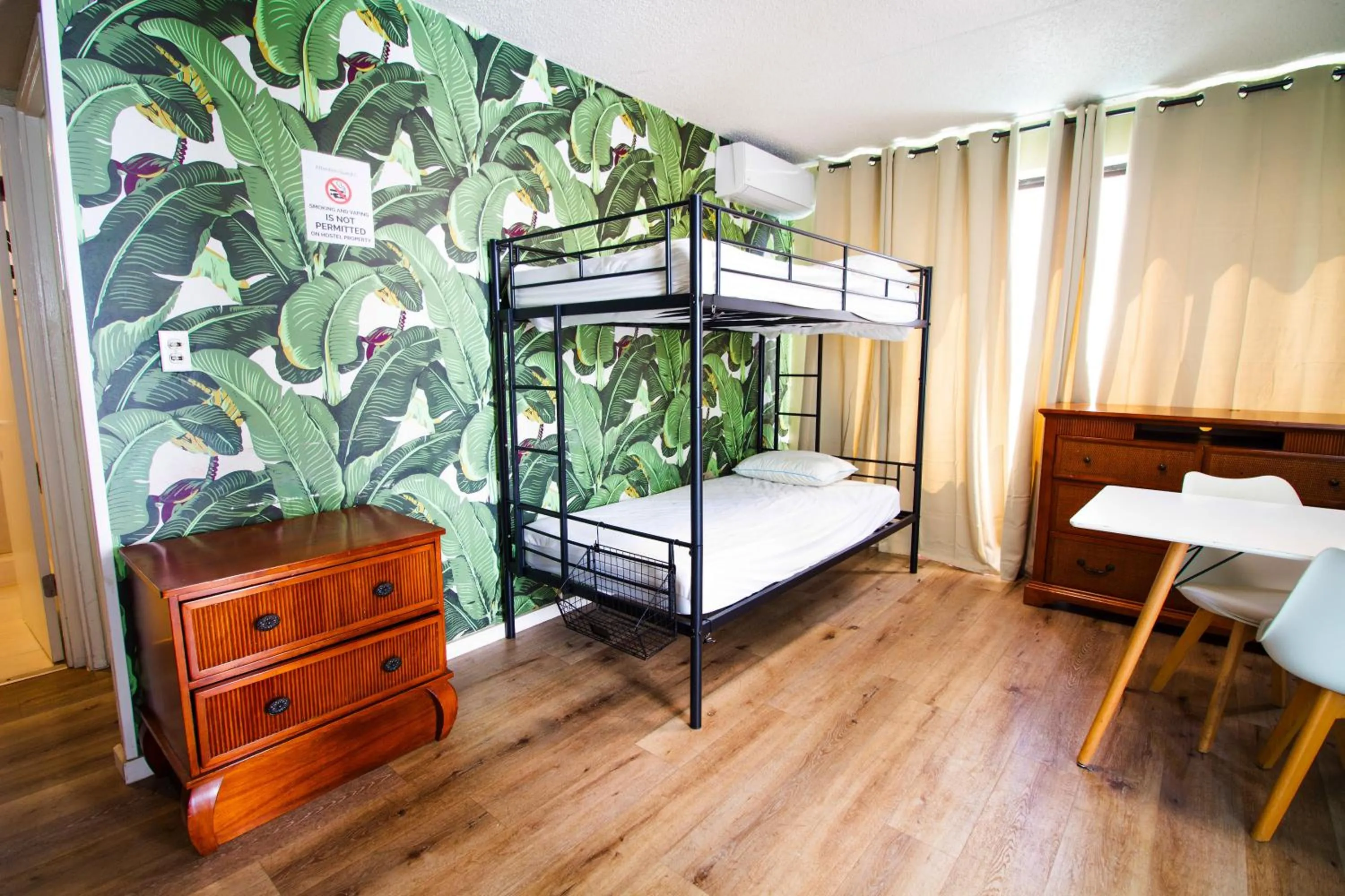 Bed in Waikiki Beachside Hostel