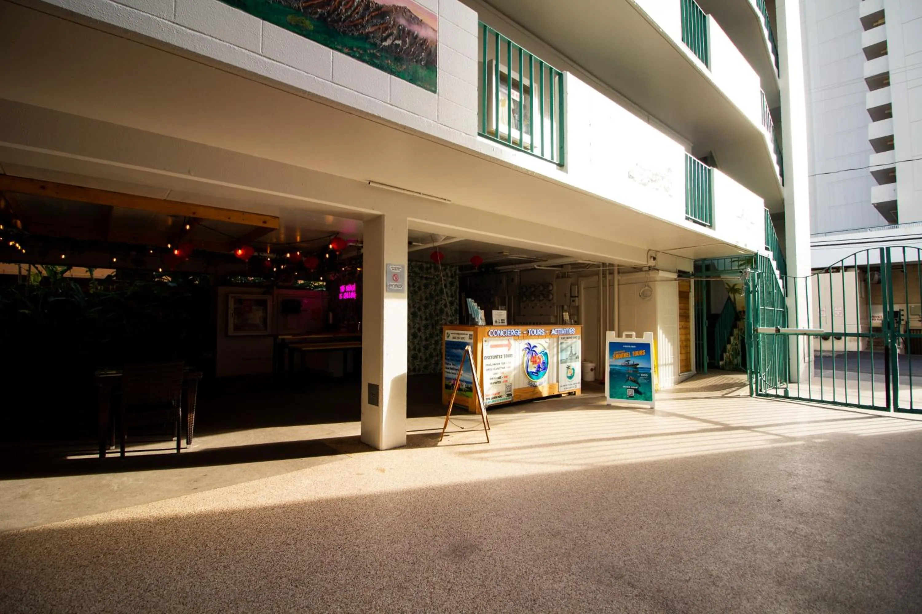 Waikiki Beachside Hostel