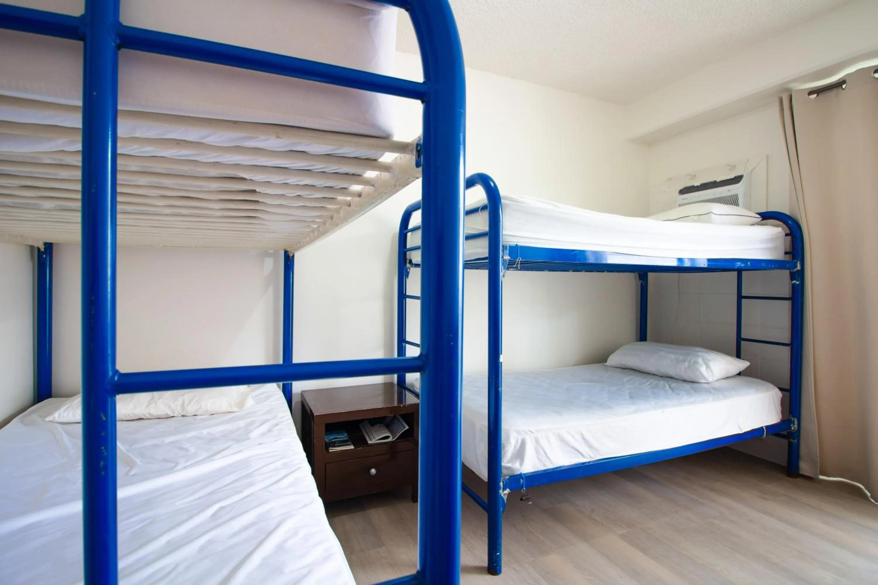 Bed in Waikiki Beachside Hostel