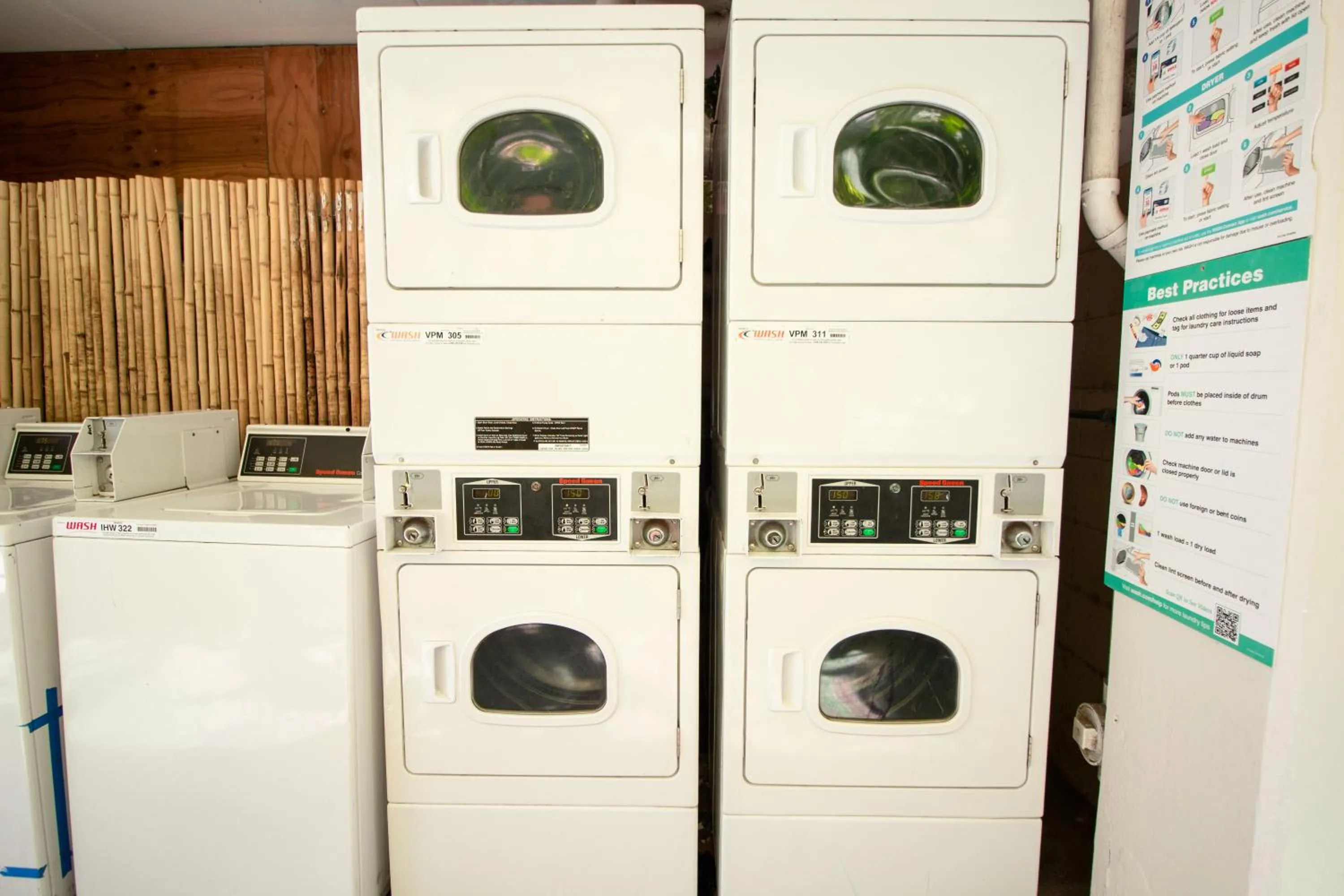 washing machine in Waikiki Beachside Hostel