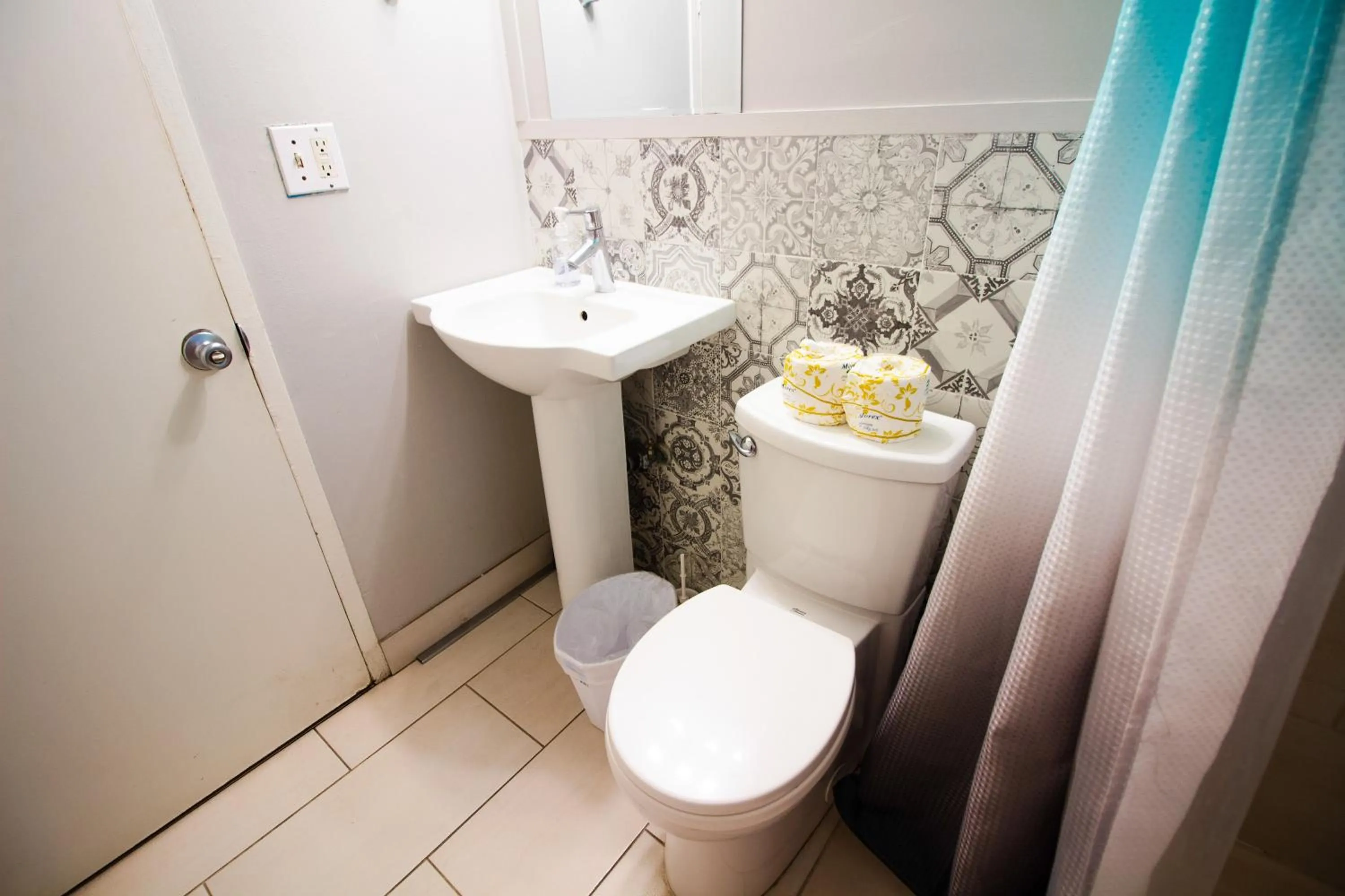 Waikiki Beachside Hostel