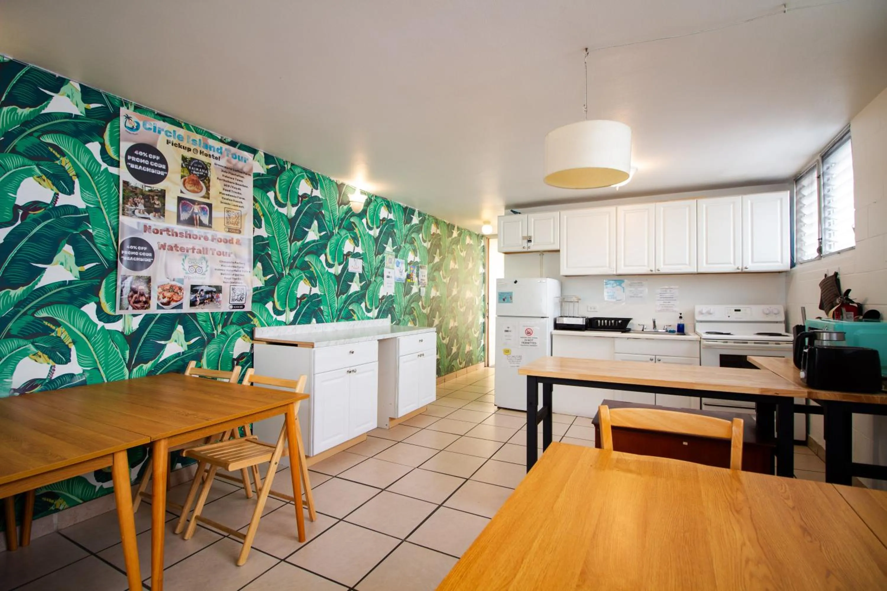 Kitchen or kitchenette in Waikiki Beachside Hostel
