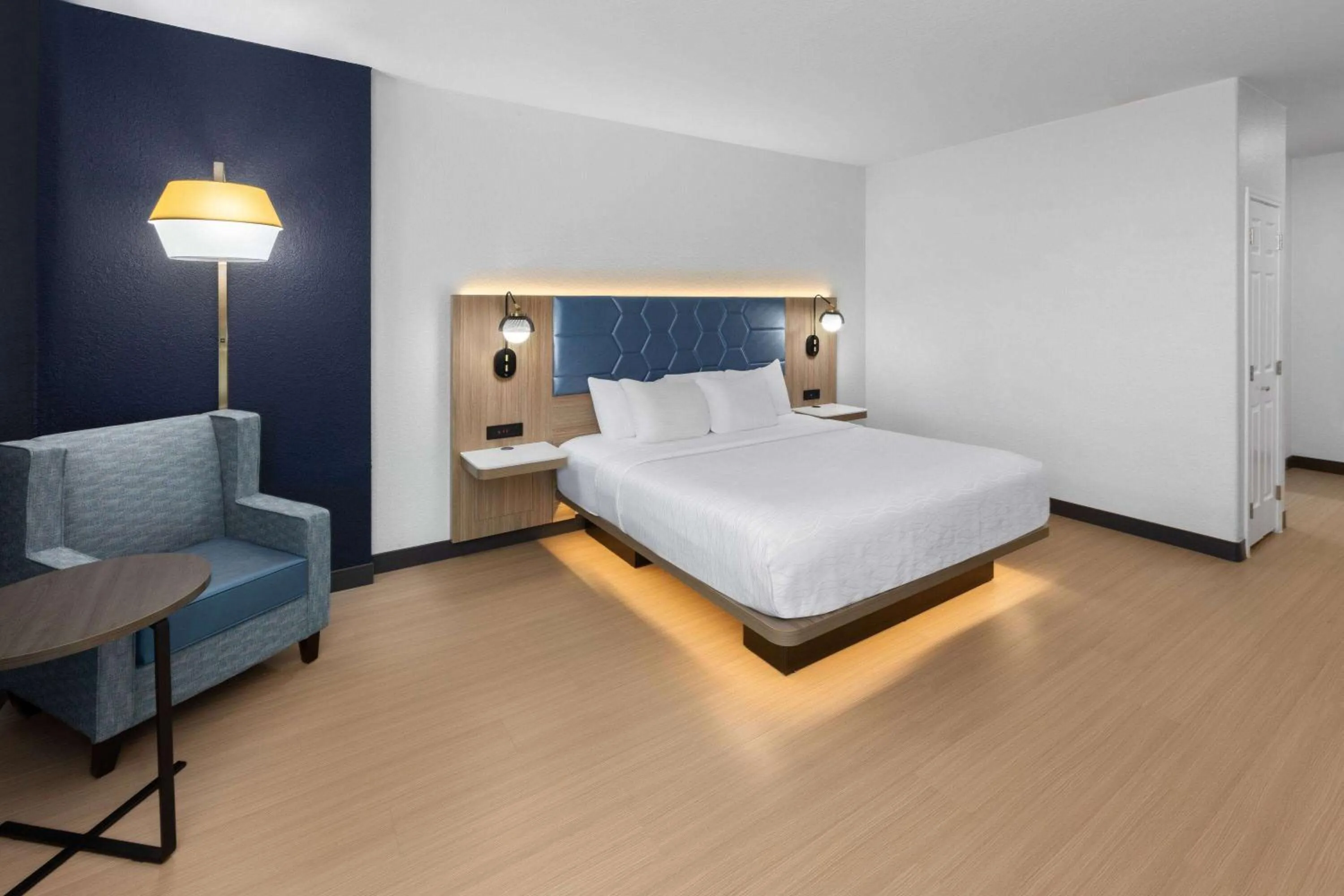 Photo of the whole room, Bed in La Quinta by Wyndham San Antonio Northwest