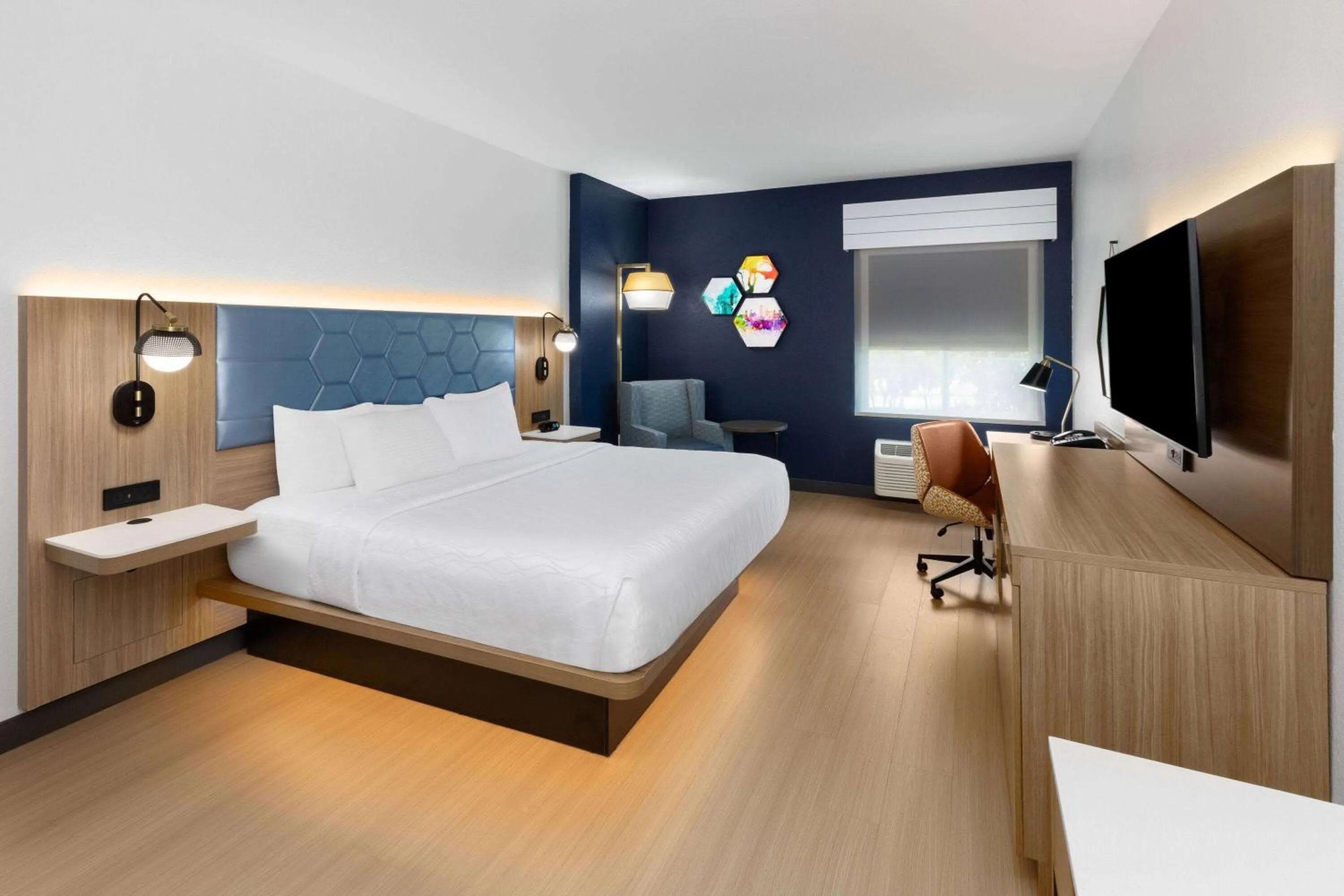 Photo of the whole room, Bed in La Quinta by Wyndham San Antonio Northwest