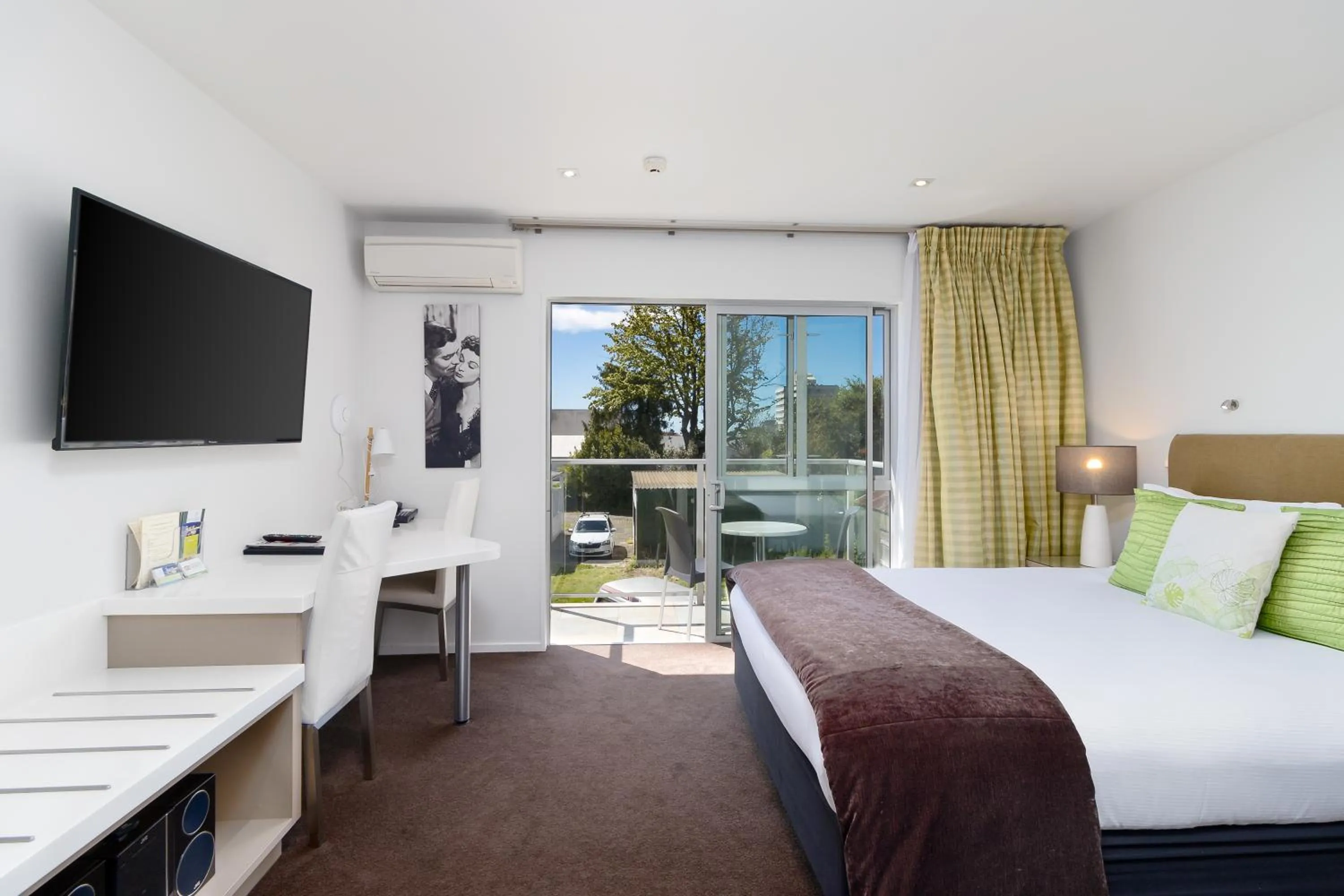 Photo of the whole room, Bed in Century Park