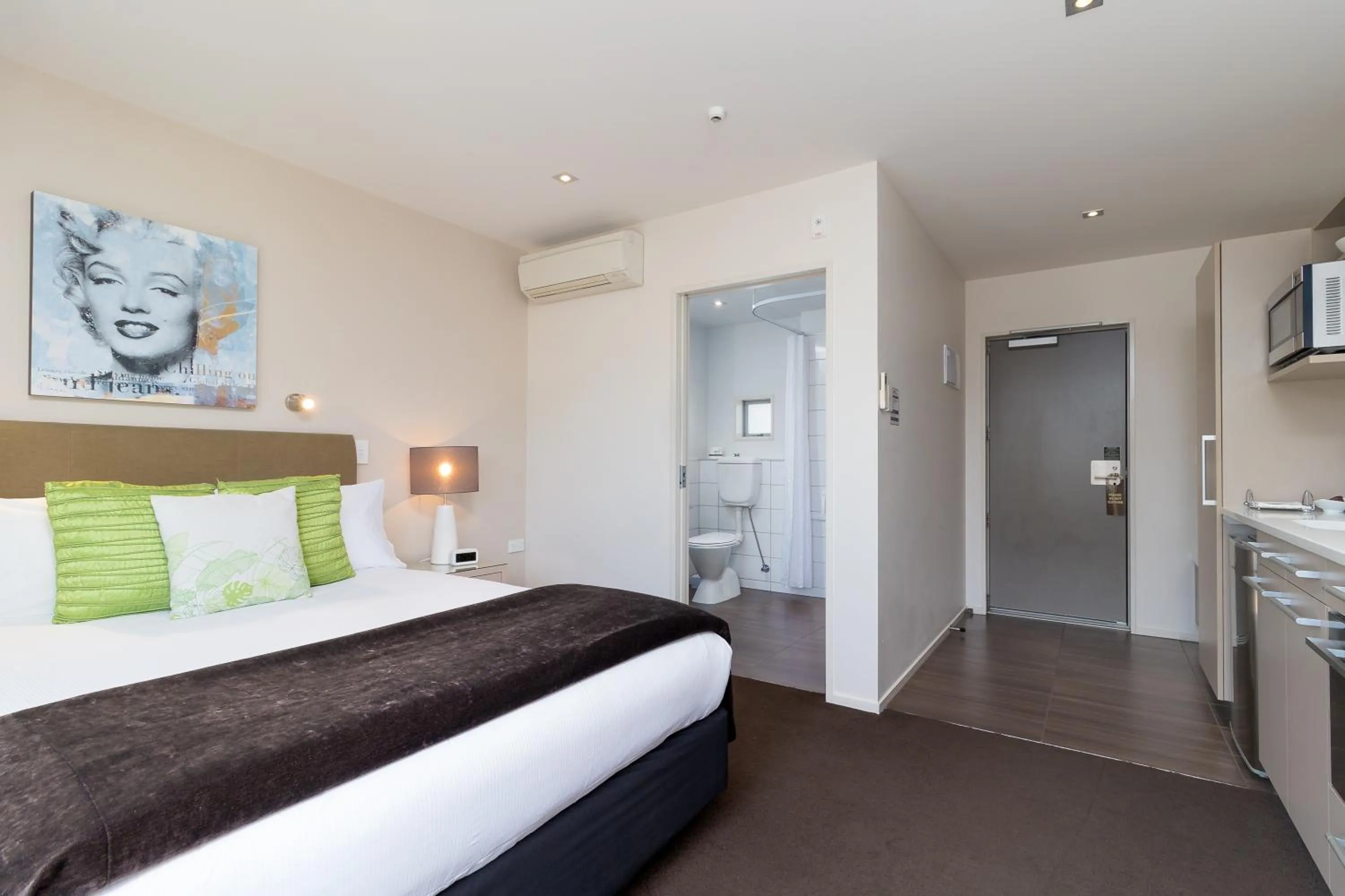 Photo of the whole room, Bed in Century Park