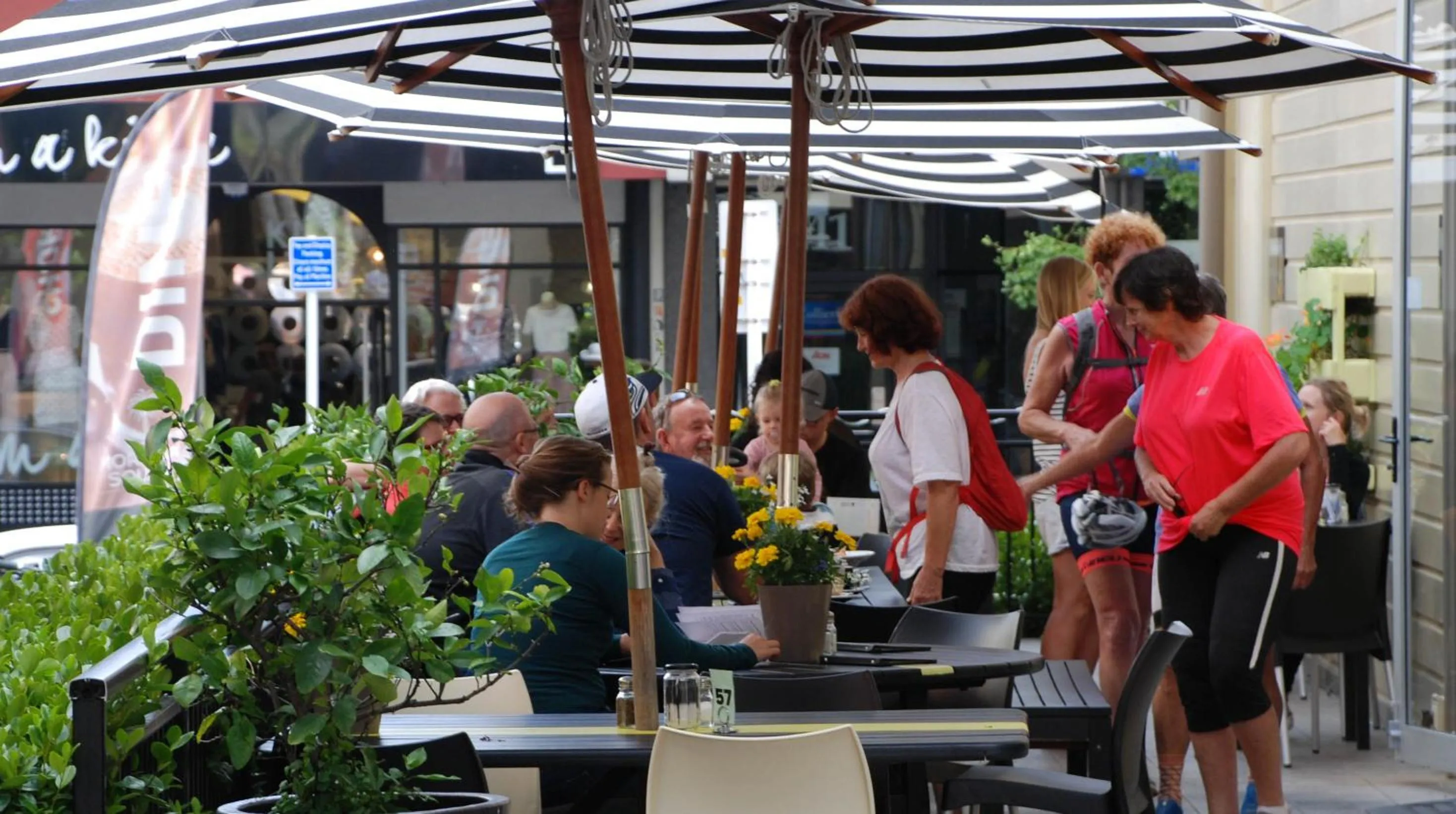 Restaurant/places to eat in Century Park