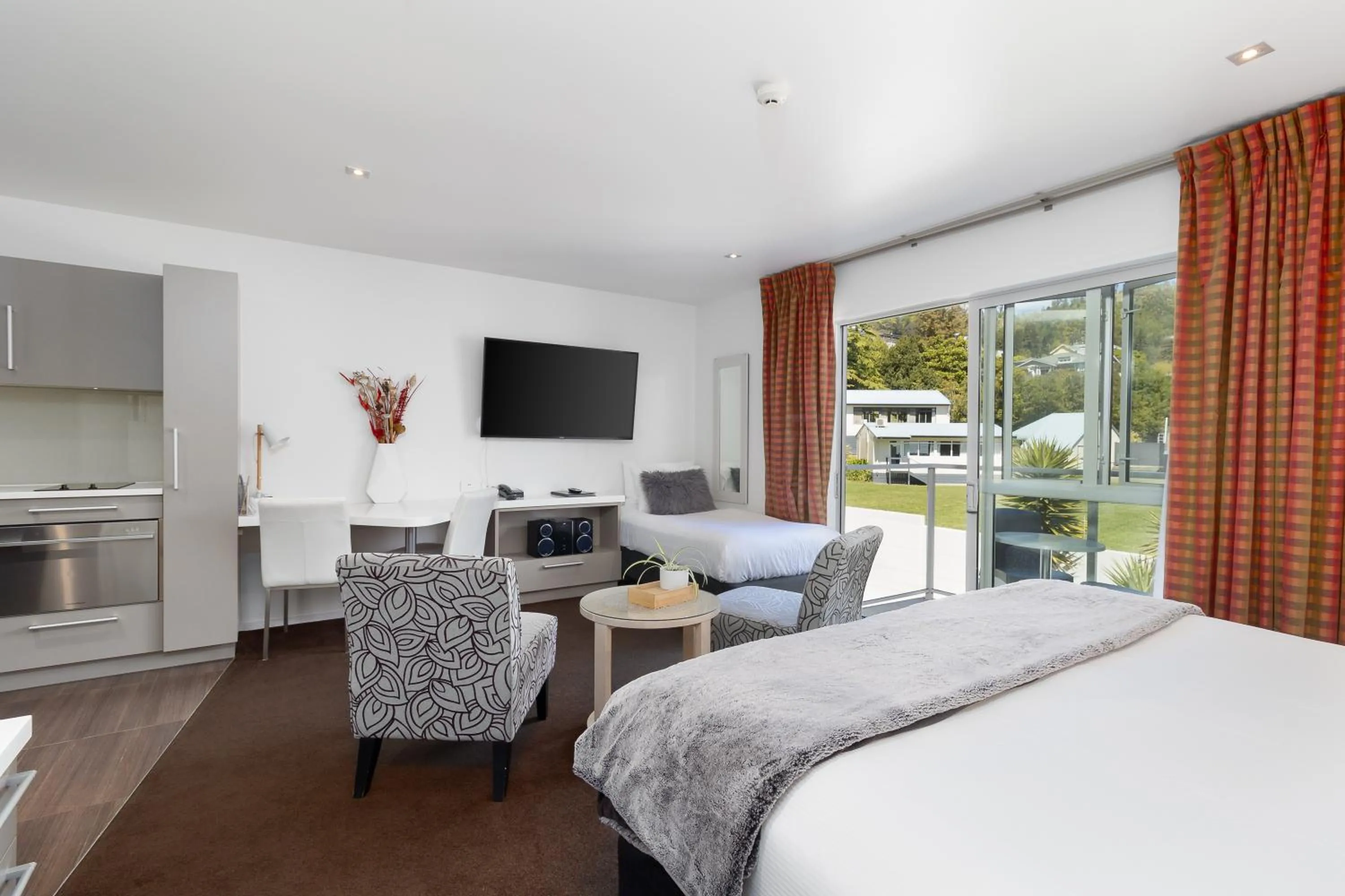 Photo of the whole room, Bed in Century Park