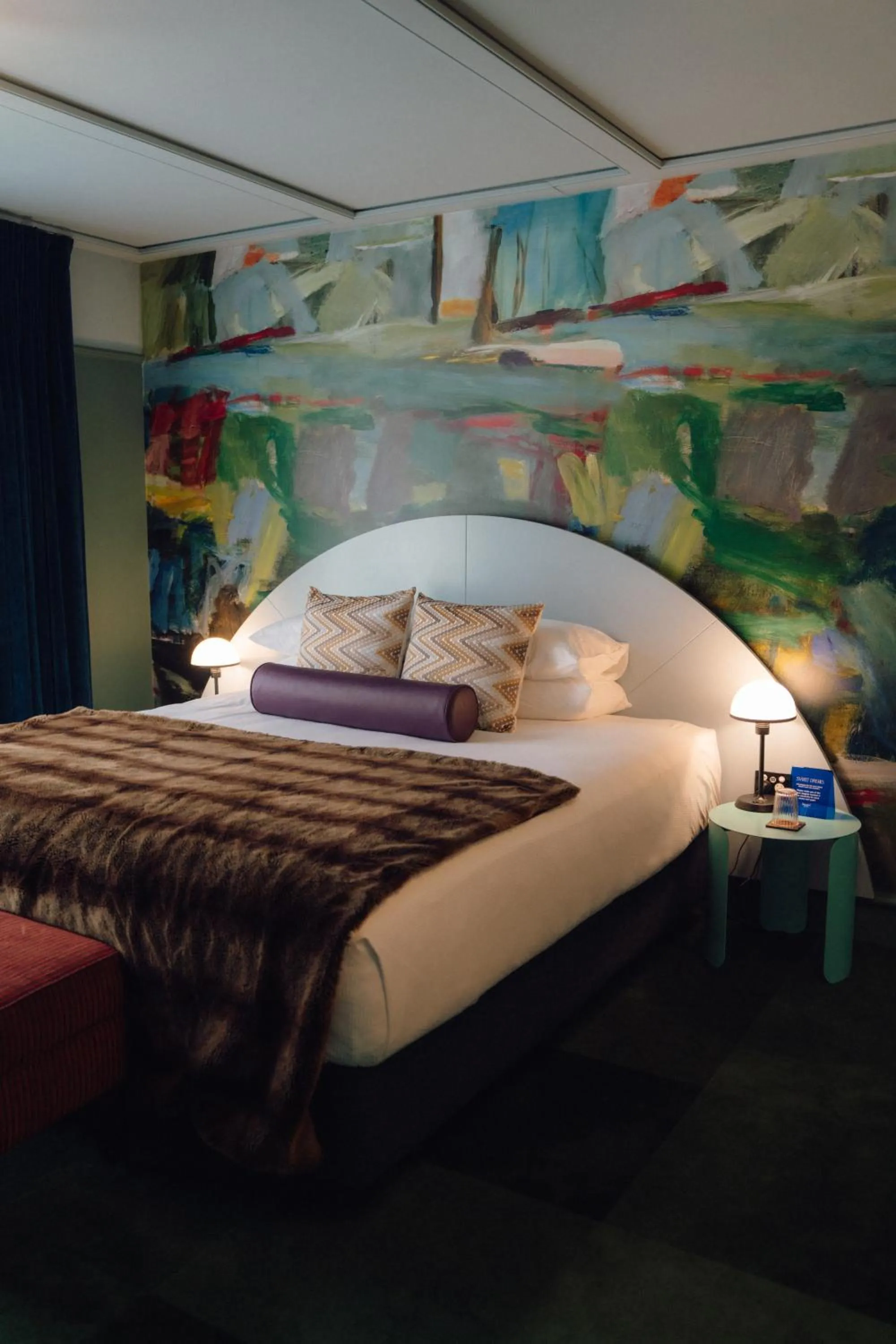 Bed in The Central Hotel Queenstown, A Naumi Chapter