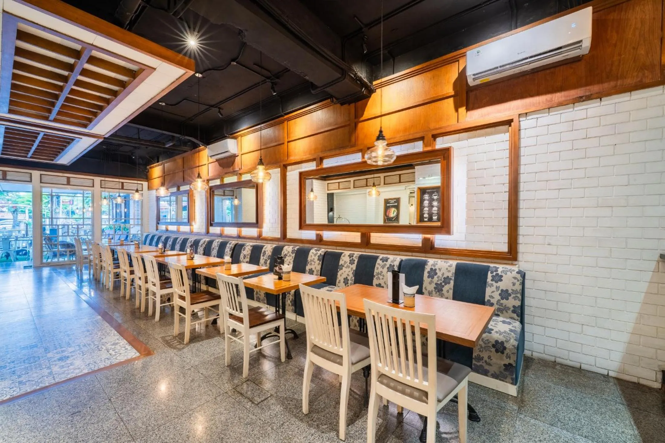 Restaurant/places to eat in Stark Boutique Hotel and Spa