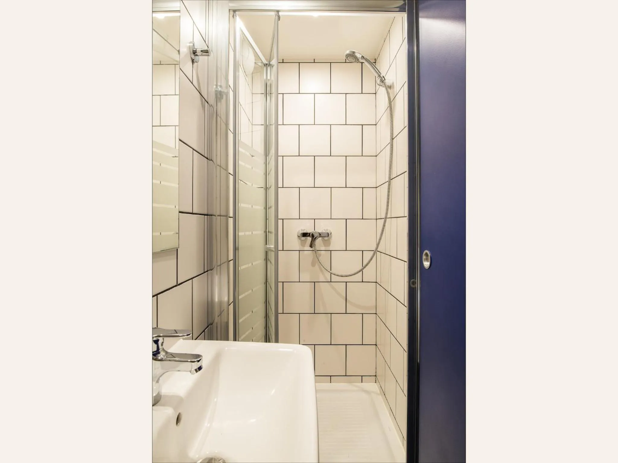 Shower in Eklo Hotels Lille