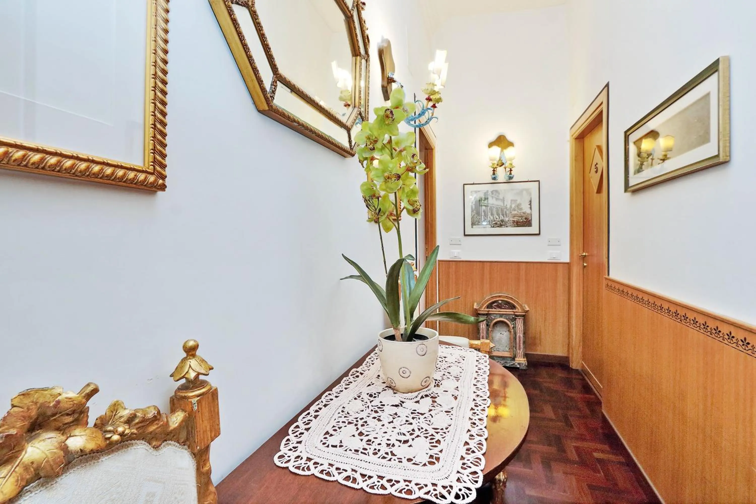 Decorative detail, Bed in Sonnino Suite