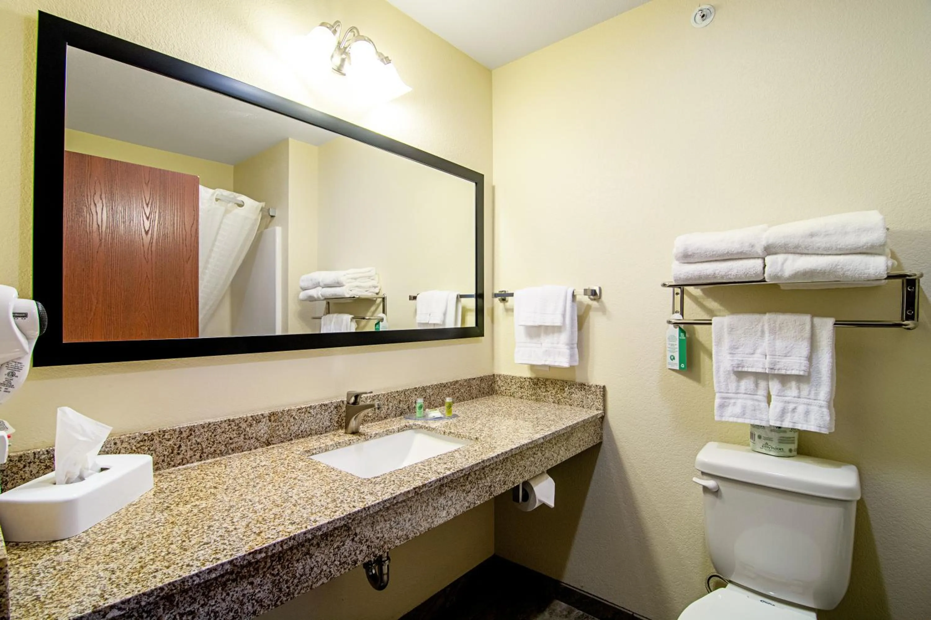 Shower in Cobblestone Hotel & Suites - Paxton