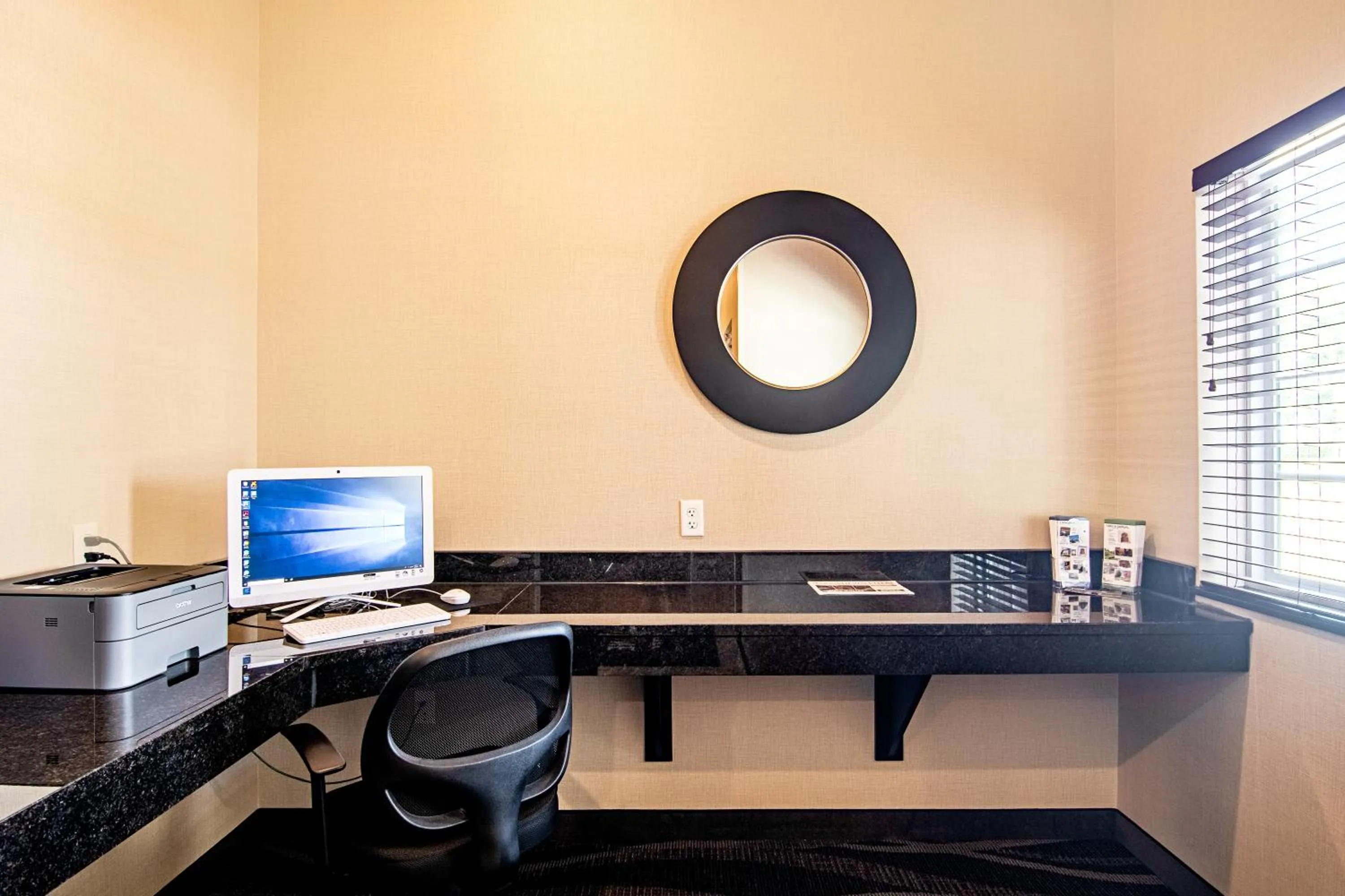 Business facilities in Cobblestone Hotel & Suites - Paxton