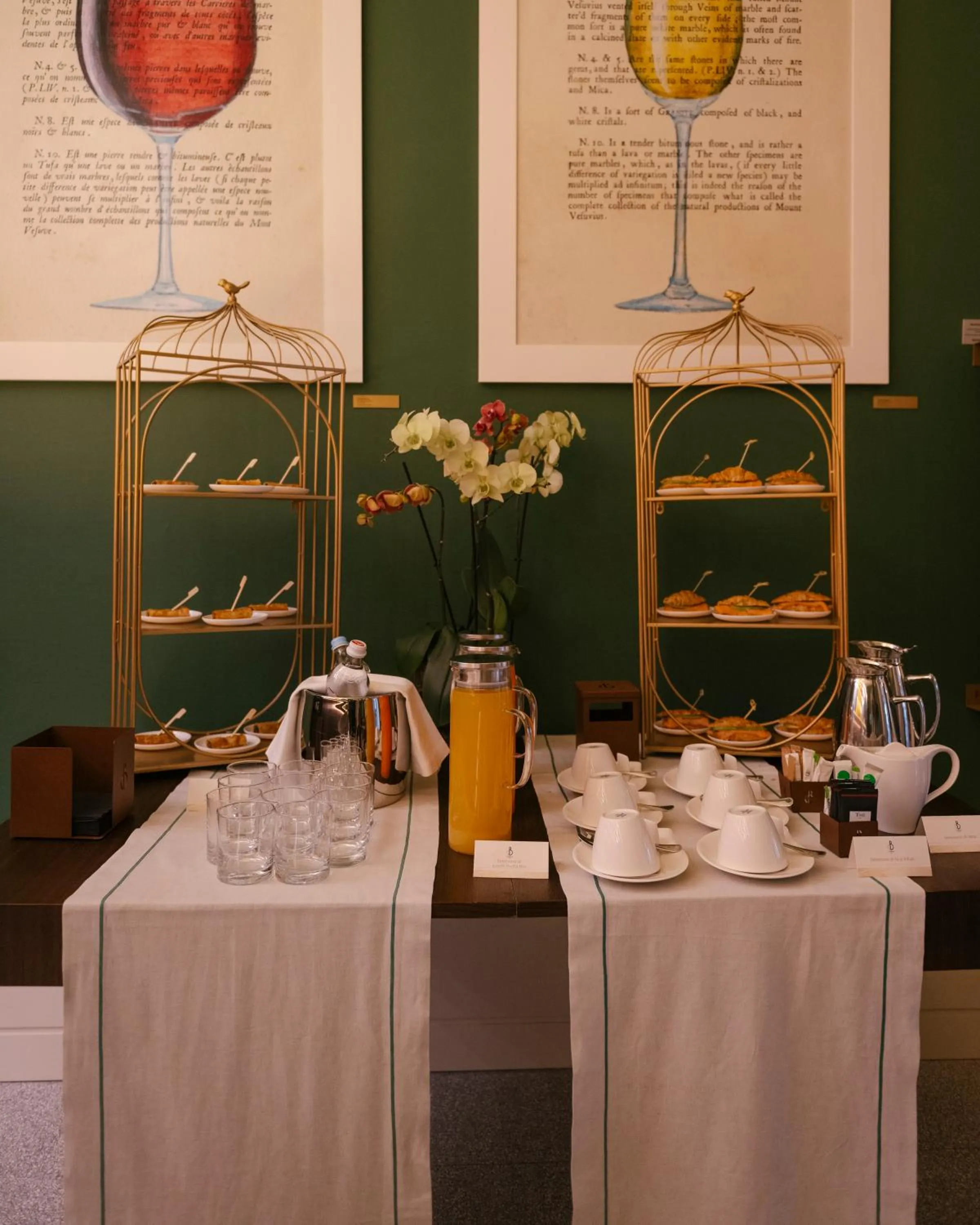 Lounge or bar in De Bonart Naples, Curio Collection By Hilton