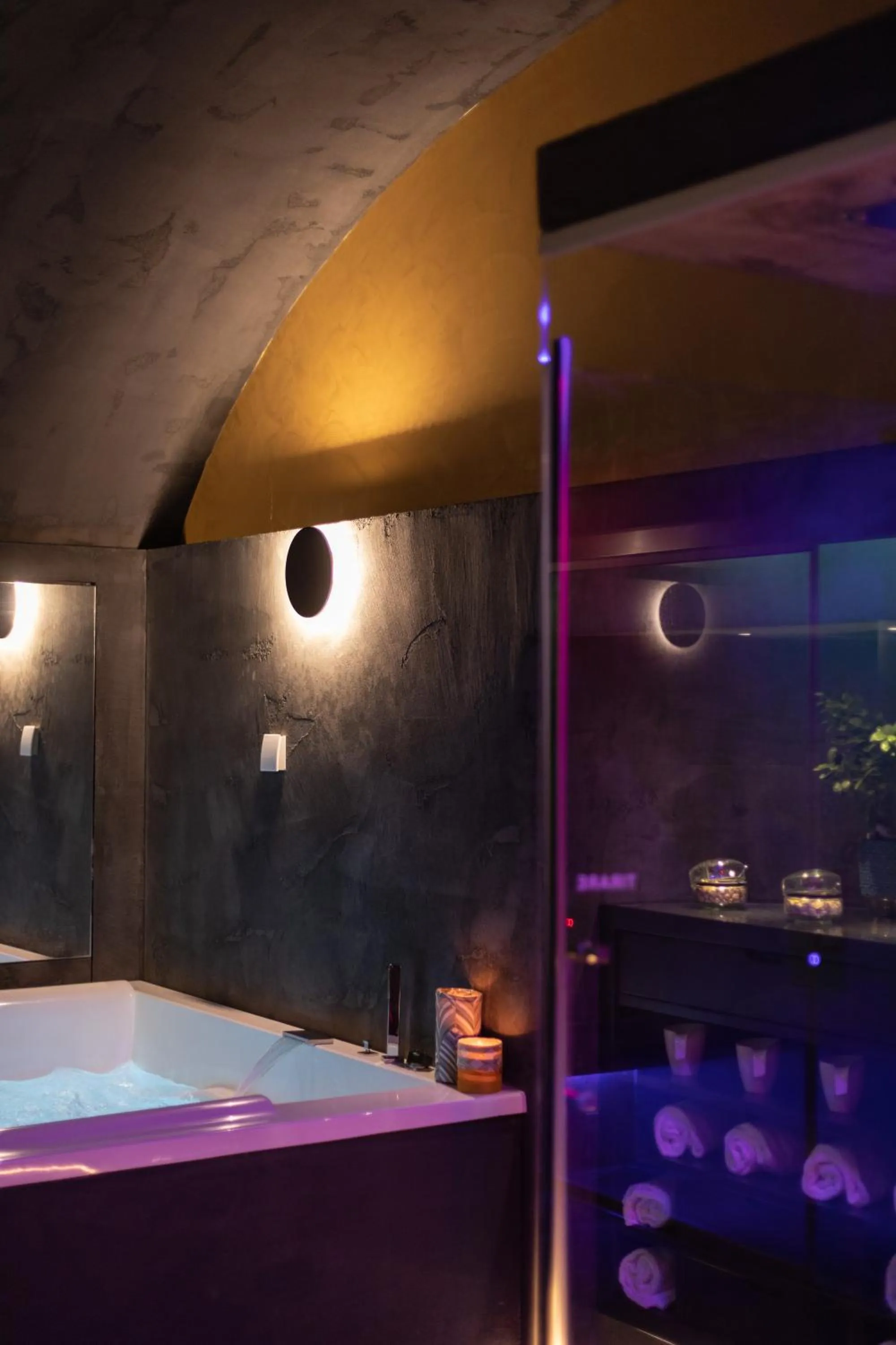 Spa and wellness centre/facilities in De Bonart Naples, Curio Collection By Hilton