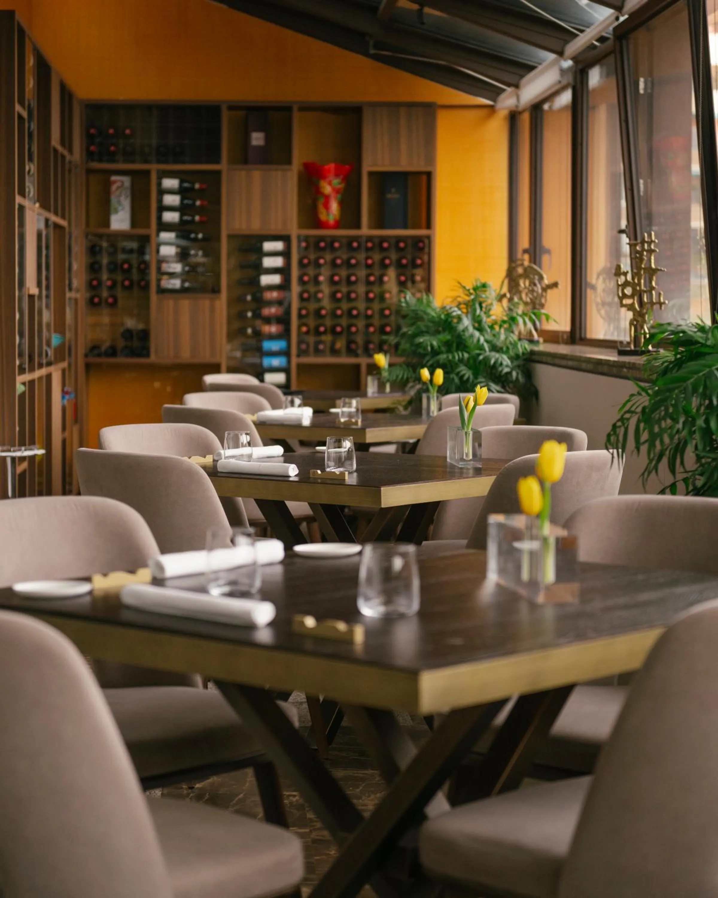 Restaurant/places to eat in De Bonart Naples, Curio Collection By Hilton