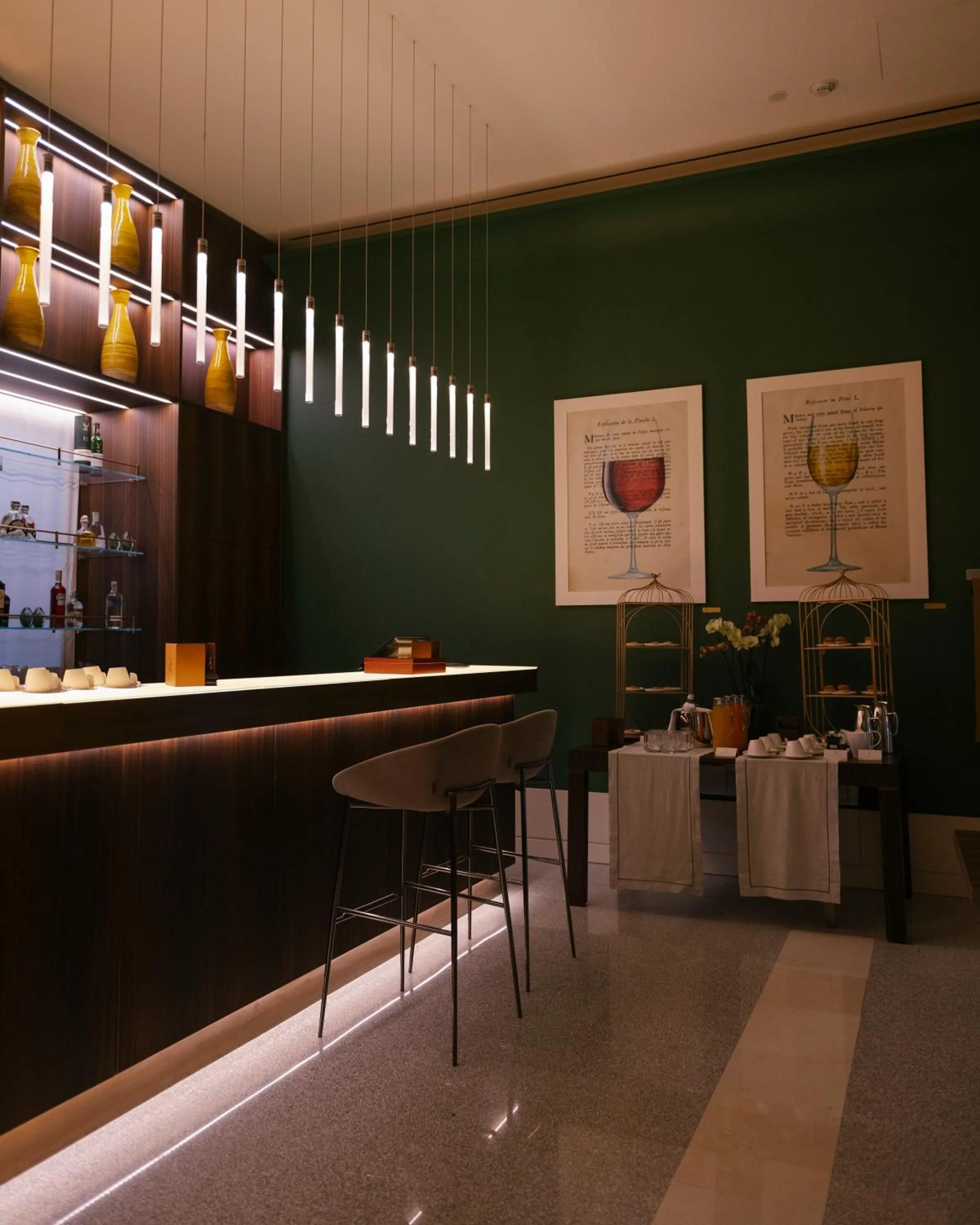Lounge or bar in De Bonart Naples, Curio Collection By Hilton