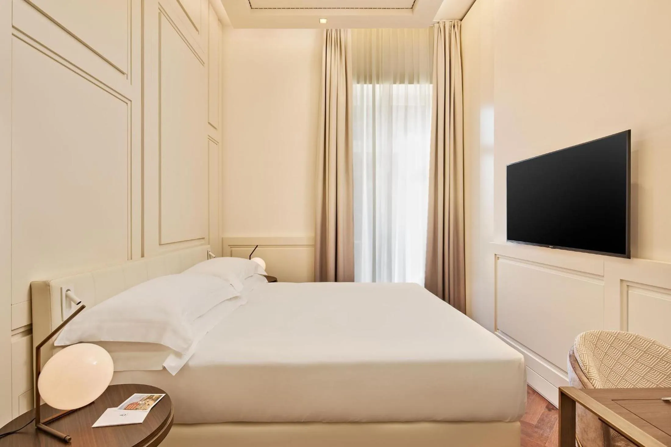 Bedroom, Bed in De Bonart Naples, Curio Collection By Hilton