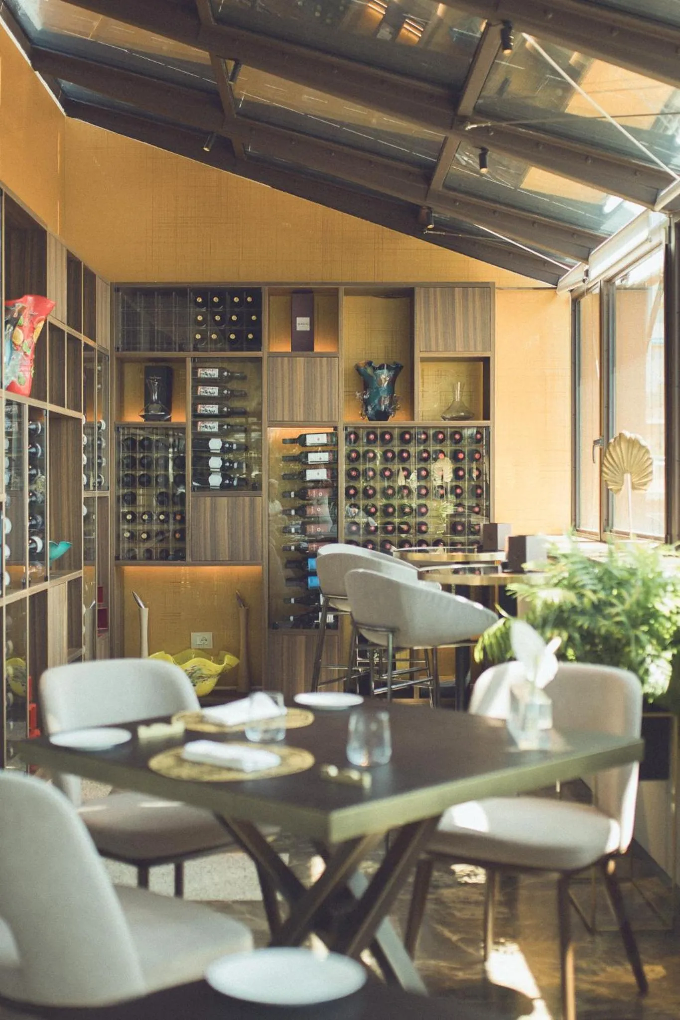 Restaurant/places to eat in De Bonart Naples, Curio Collection By Hilton