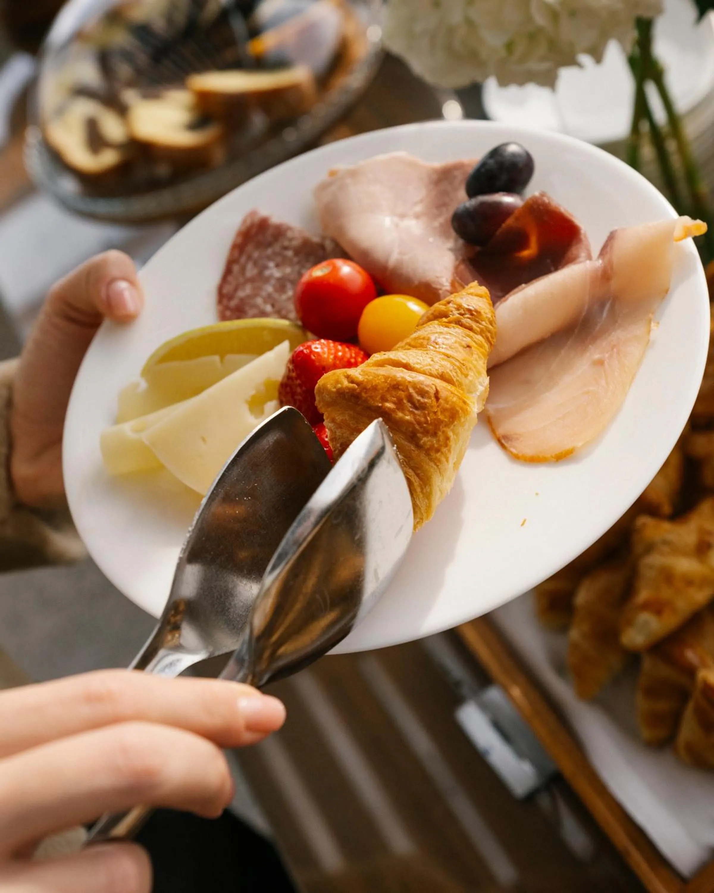 Breakfast in De Bonart Naples, Curio Collection By Hilton